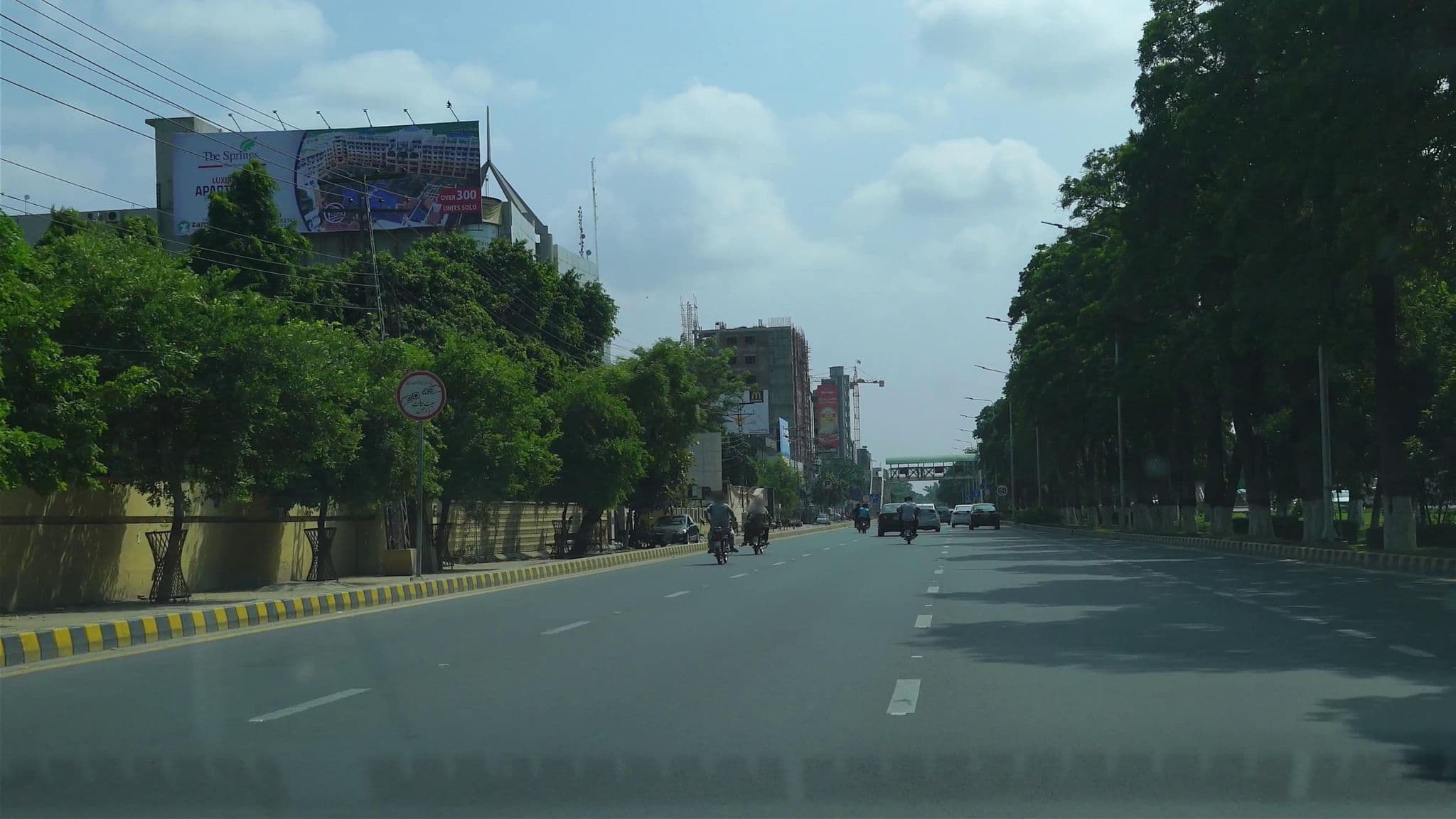 Street view near Avari Xpress Gulberg, Lahore — © cut (CC BY-SA · Mapillary)