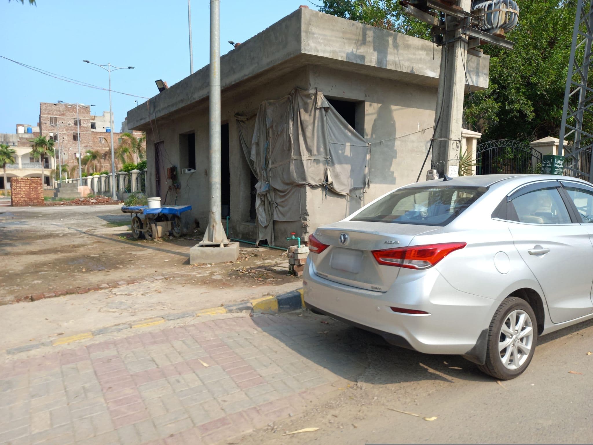Street view near Red Fort Hotel Gulberg, Model Town — © hamzajutt (CC BY-SA · Mapillary)
