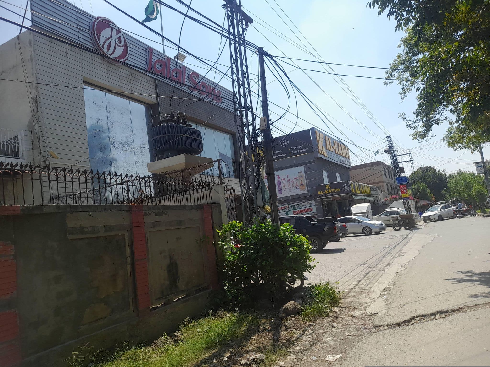 Street view near New Meezan boys hostel, Model Town — © Zain_Ali (CC BY-SA · Mapillary)