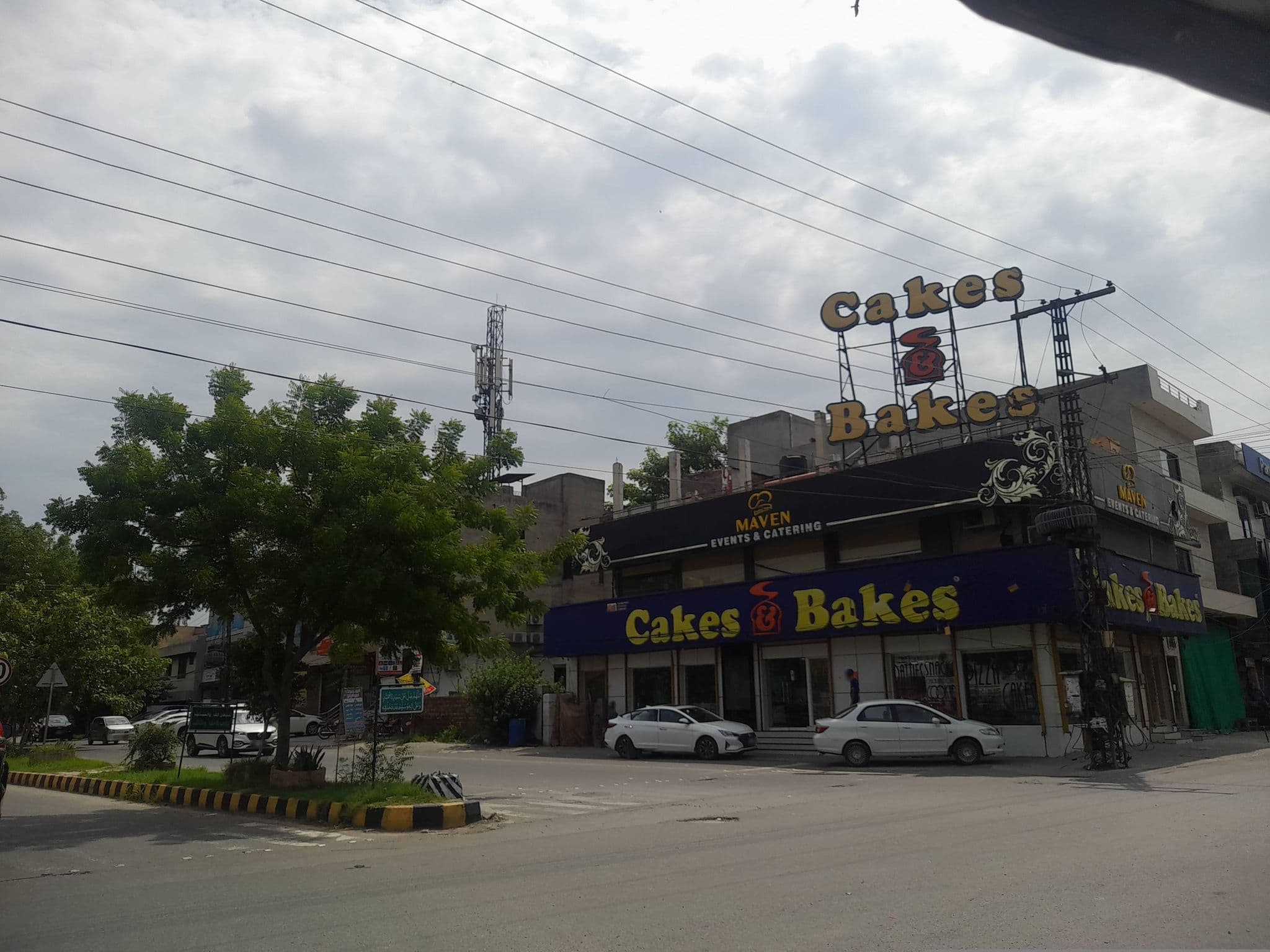 Street view near Orient Guest House, Model Town — © Zain_Ali (CC BY-SA · Mapillary)