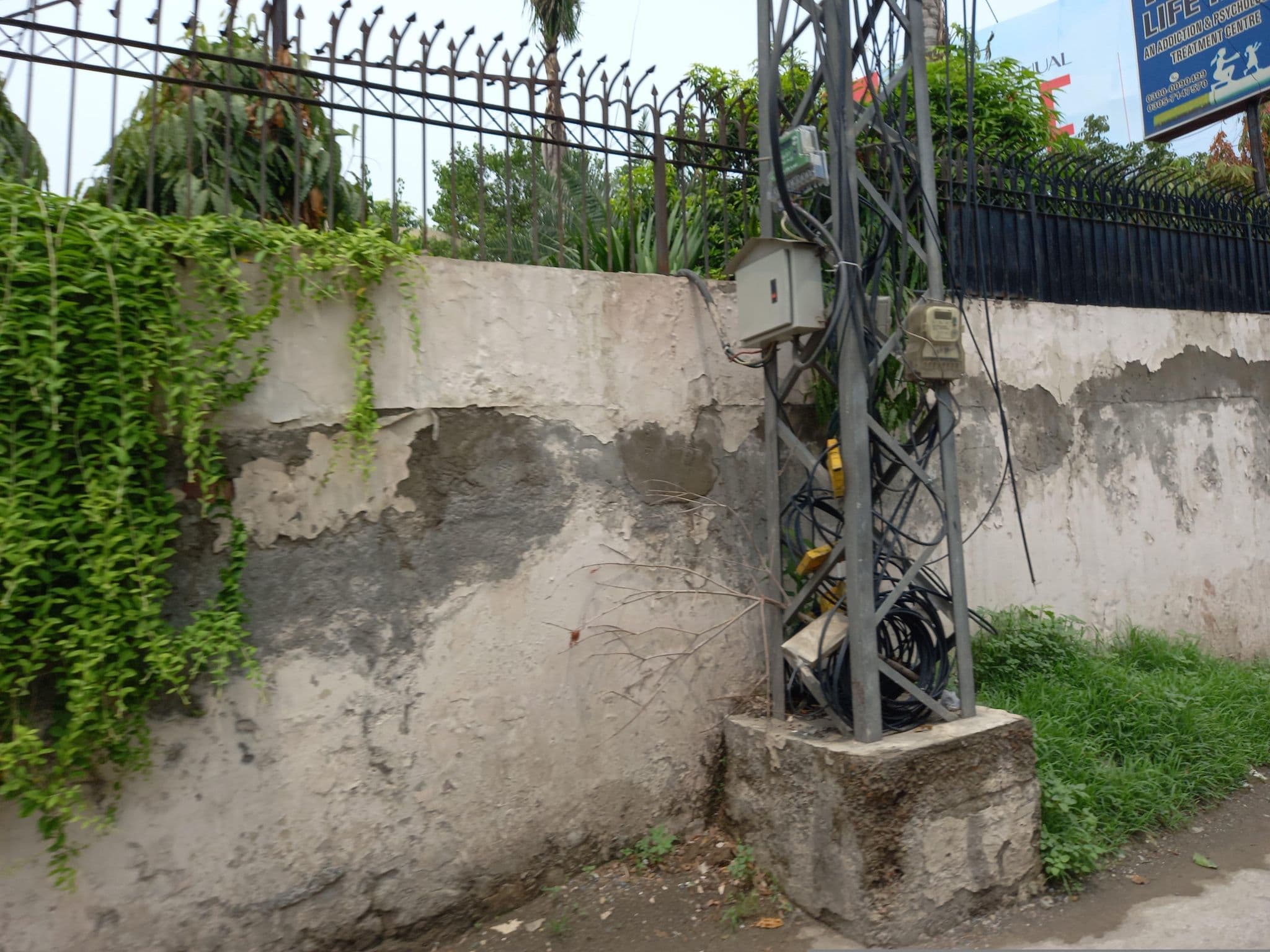 Street view near Grand Gulberg Hotel, Model Town — © hamzajutt (CC BY-SA · Mapillary)