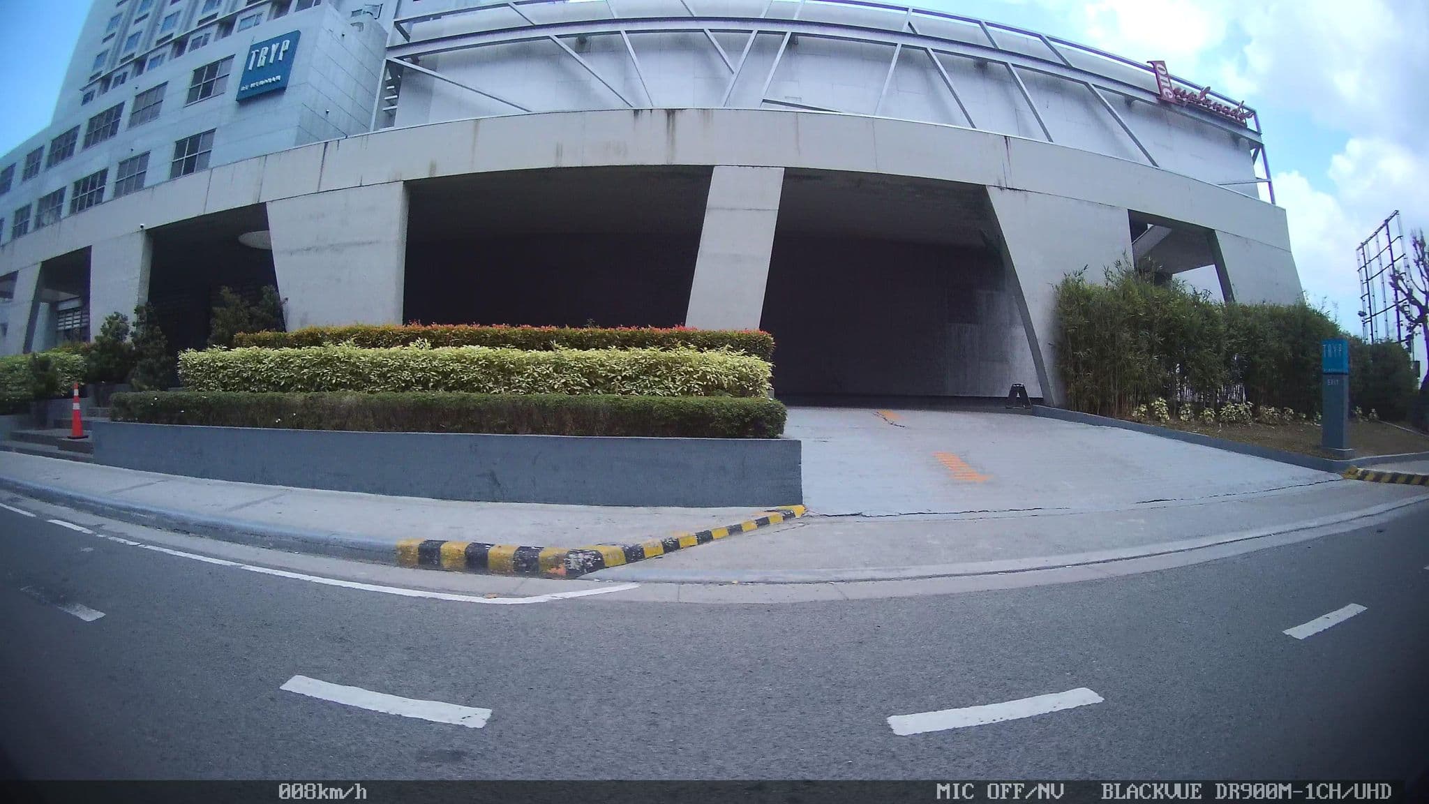 Street view near TRYP by Wyndham Mall of Asia Manila, Baclaran — © kaart_4 (CC BY-SA · Mapillary)