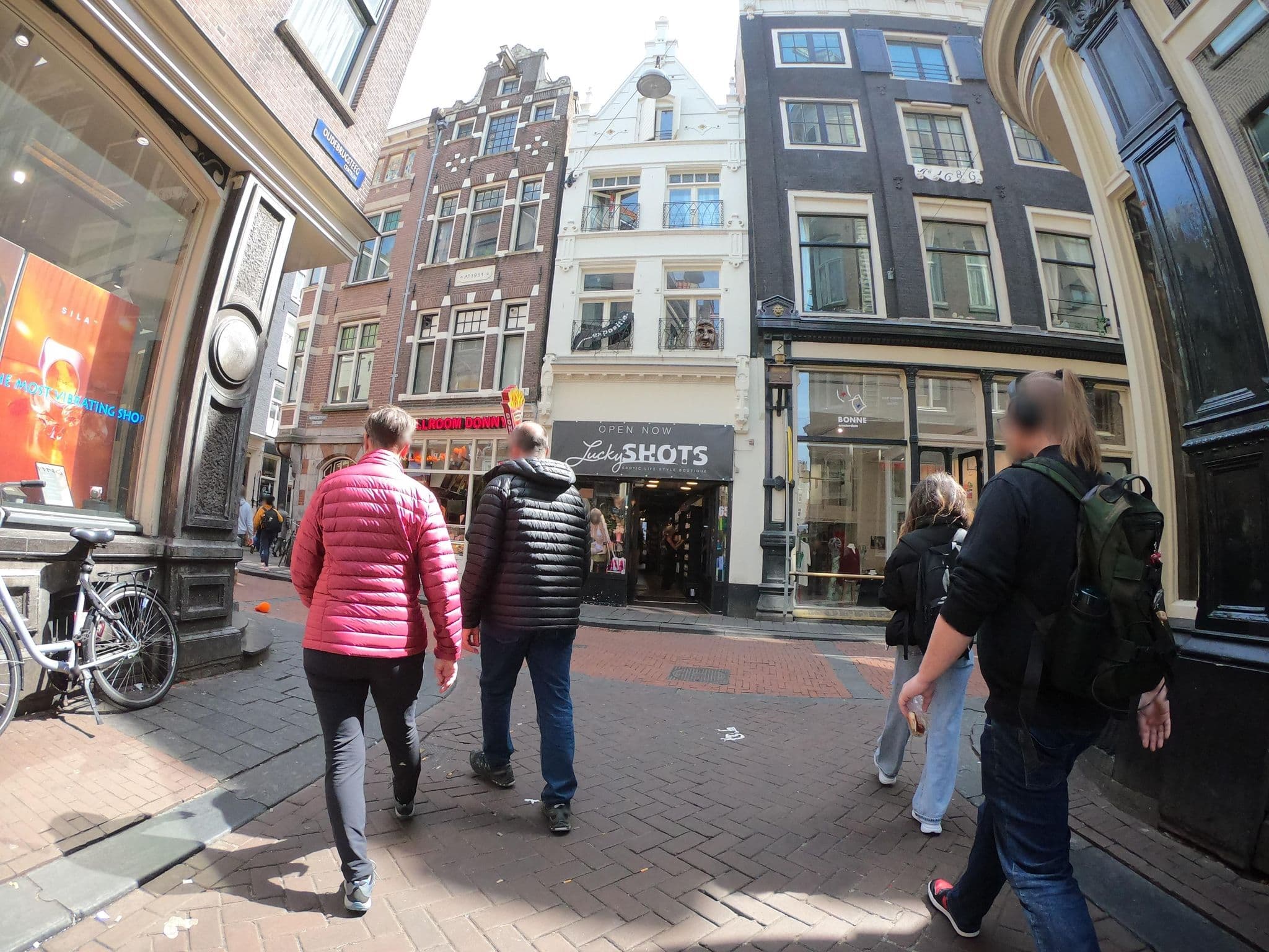Street view near Hostel Warmoes Amsterdam, Amsterdam — © richlv (CC BY-SA · Mapillary)