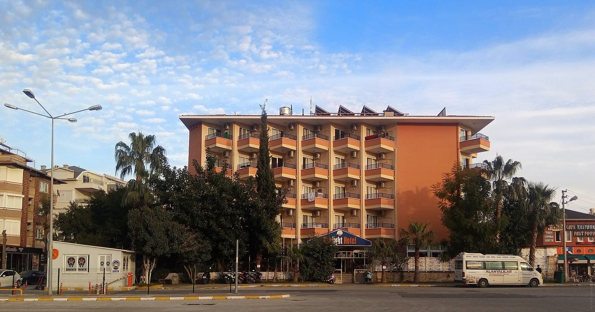 Kleopatra Sun Light Hotel (via Wikimedia Commons, CC BY-SA 3.0)