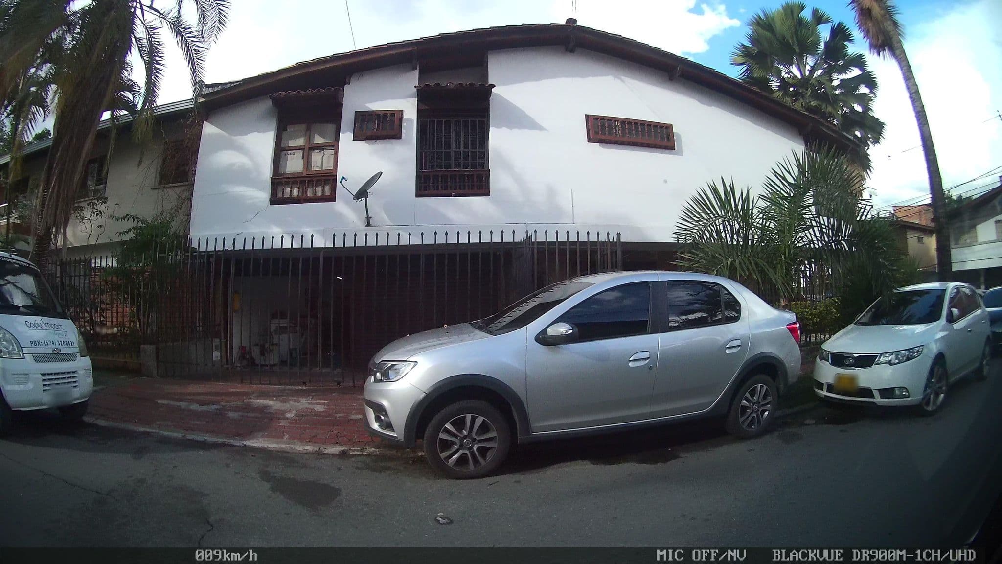 Street view near Hotel Lares 70 Laureles, Medellín — © kaart_4 (CC BY-SA · Mapillary)