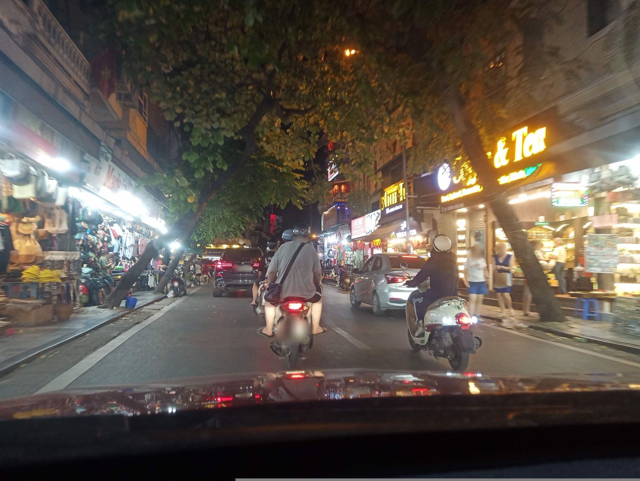 Street view near Hanoi Flora Hotel, Hoàn Kiếm — © hn_front_1 (CC BY-SA · Mapillary)