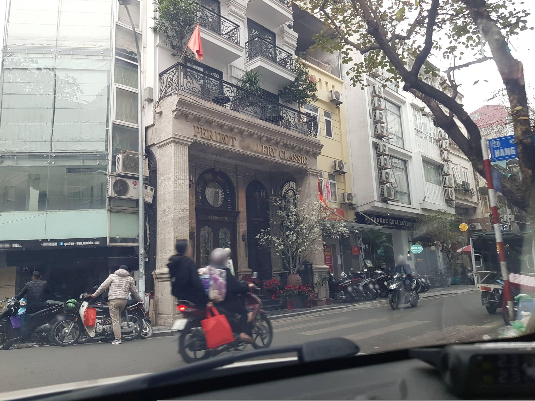 Street view near Peridot Gallery Classic Boutique Hotel, Hoàn Kiếm — © hn_right_1 (CC BY-SA · Mapillary)