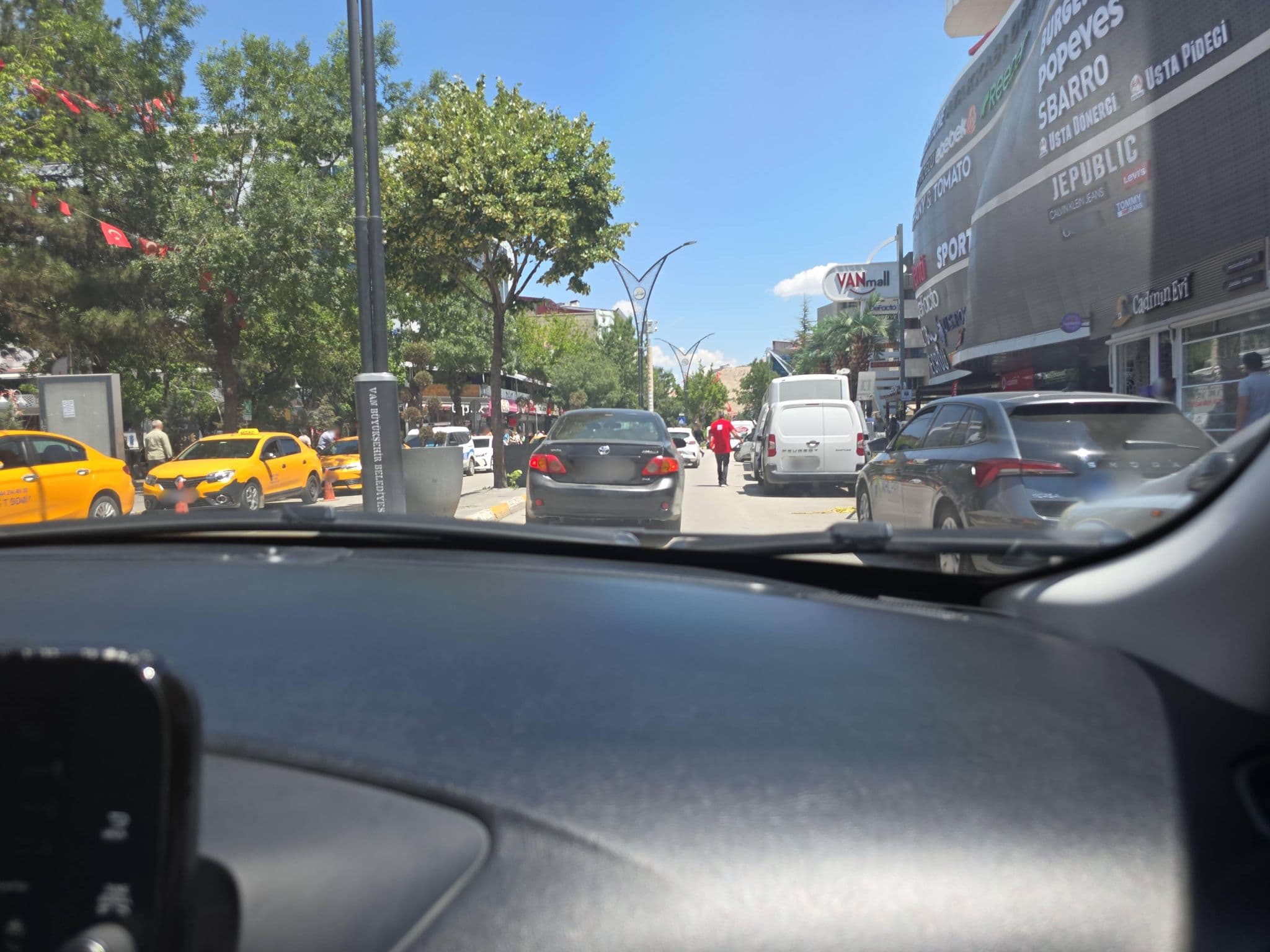 Street view near Roz Hotel, Van — © azat2020 (CC BY-SA · Mapillary)