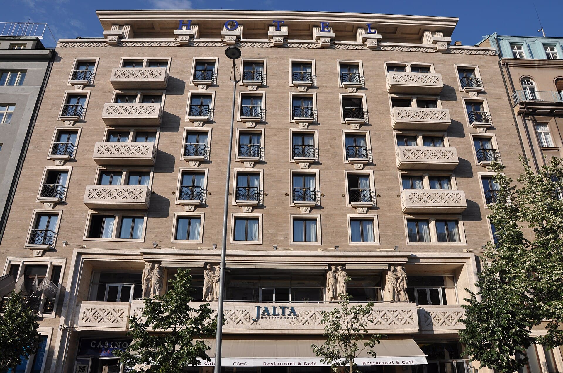 Jalta Boutique Hotel (via Wikimedia Commons, CC BY-SA 3.0)