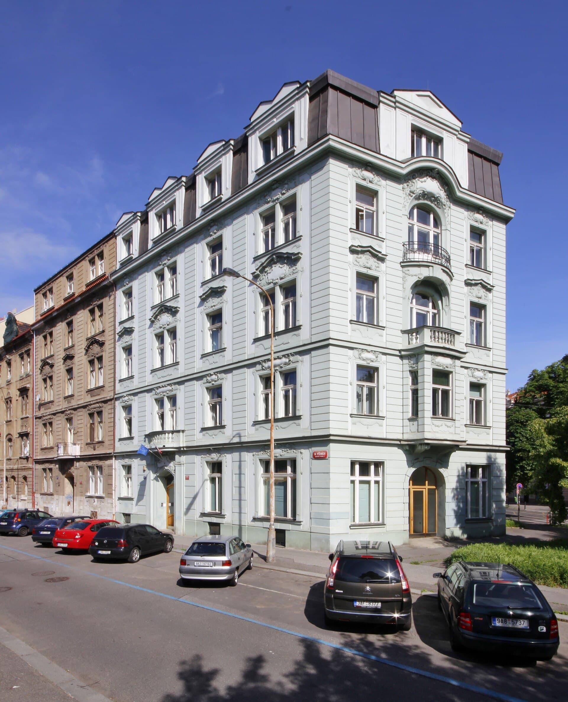 Hostel Mikoláše Alše (via Wikimedia Commons, CC BY-SA 3.0)