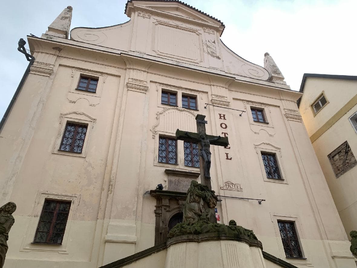 Hotel Questenberg (via Wikimedia Commons, CC BY-SA 4.0)