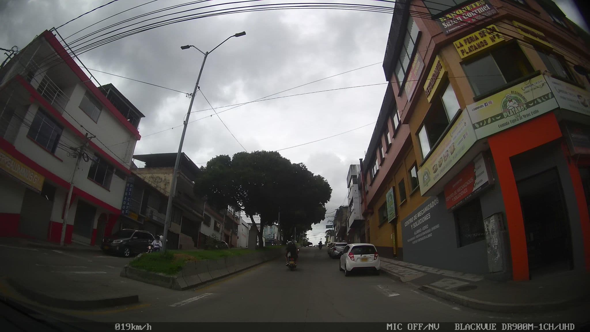 Street view near Hotel Parador del Cafe, Armenia — © kaart_2 (CC BY-SA · Mapillary)