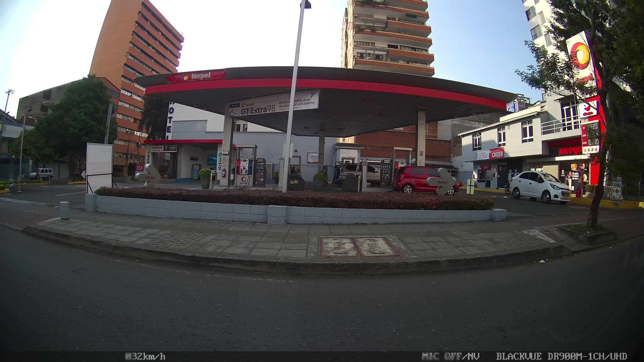 Street view near Petronio's Hostels, Cali — © kaart5 (CC BY-SA · Mapillary)