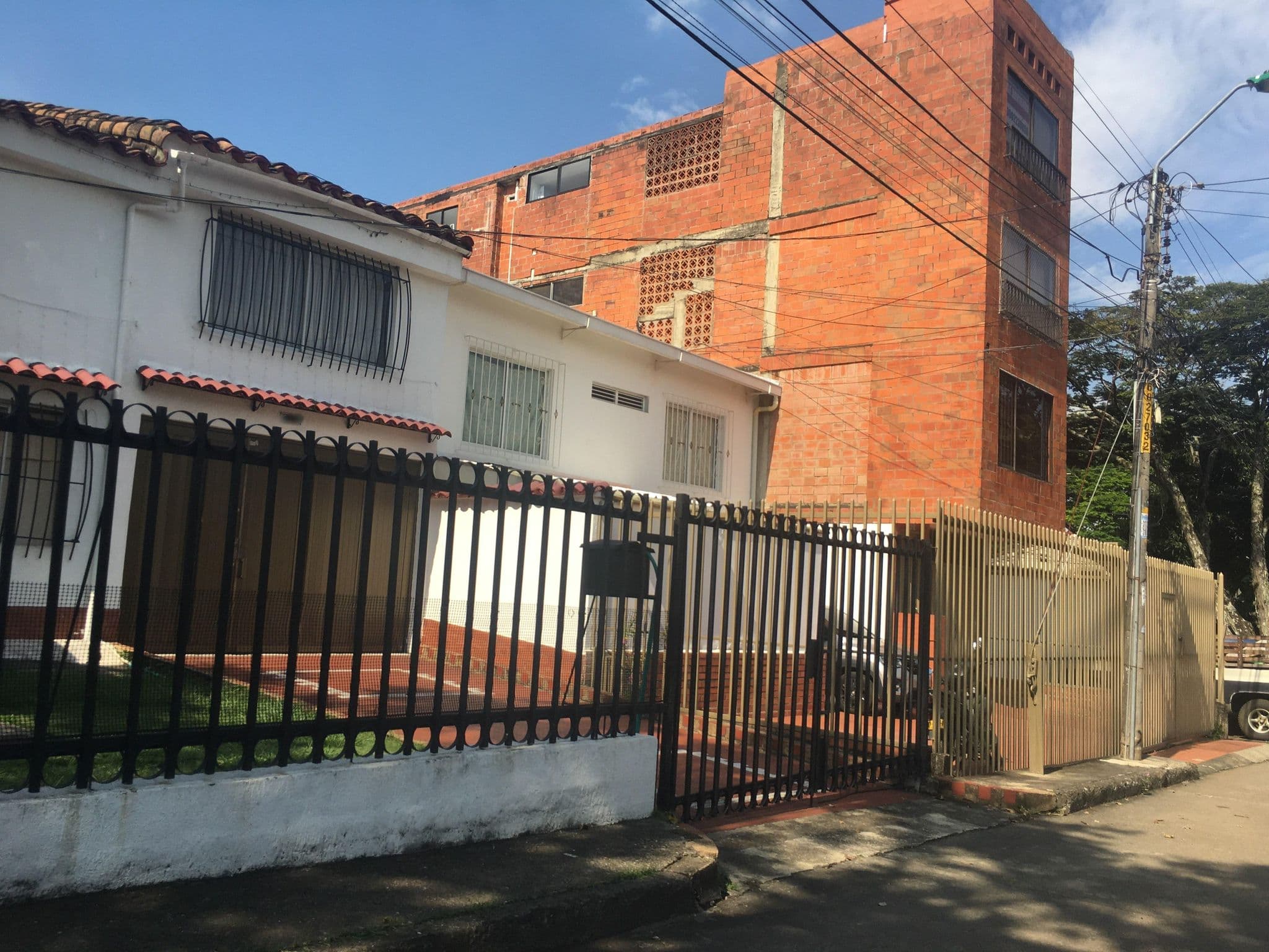 Street view near Home to Go Hostal apartamentos y Hostal Russinke, Cali — © pedrorobayo (CC BY-SA · Mapillary)