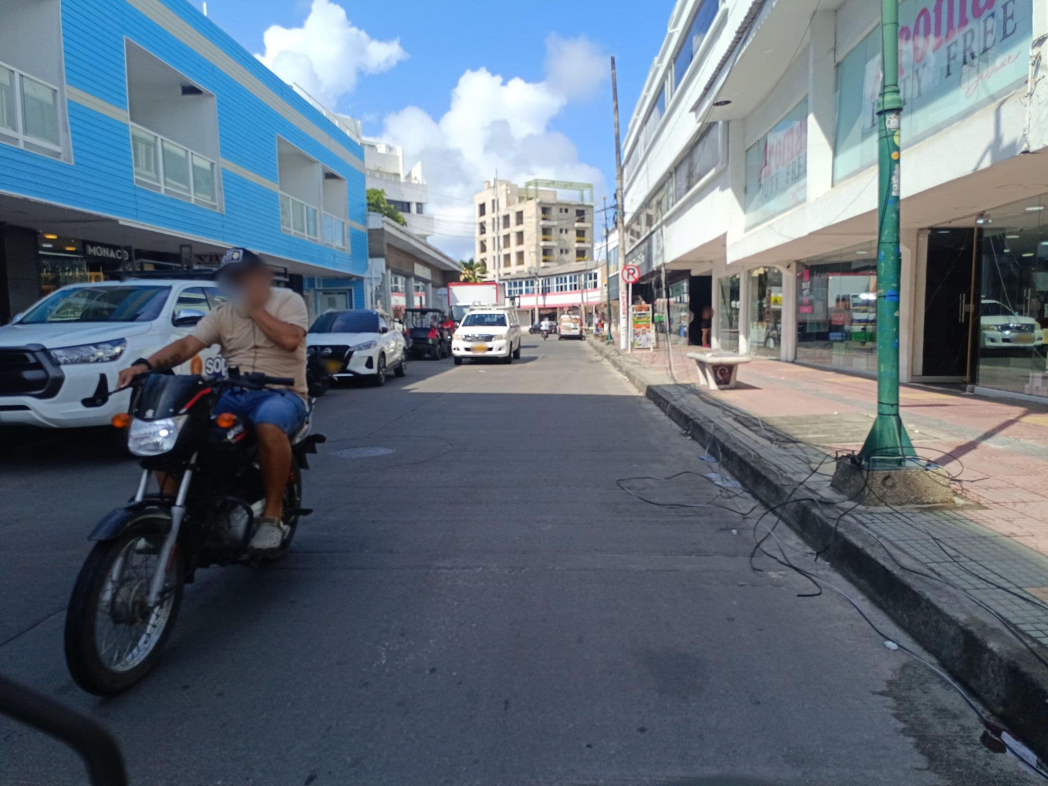 Street view near Blue Emerald Inn, San Andrés — © bluealmondhostel (CC BY-SA · Mapillary)