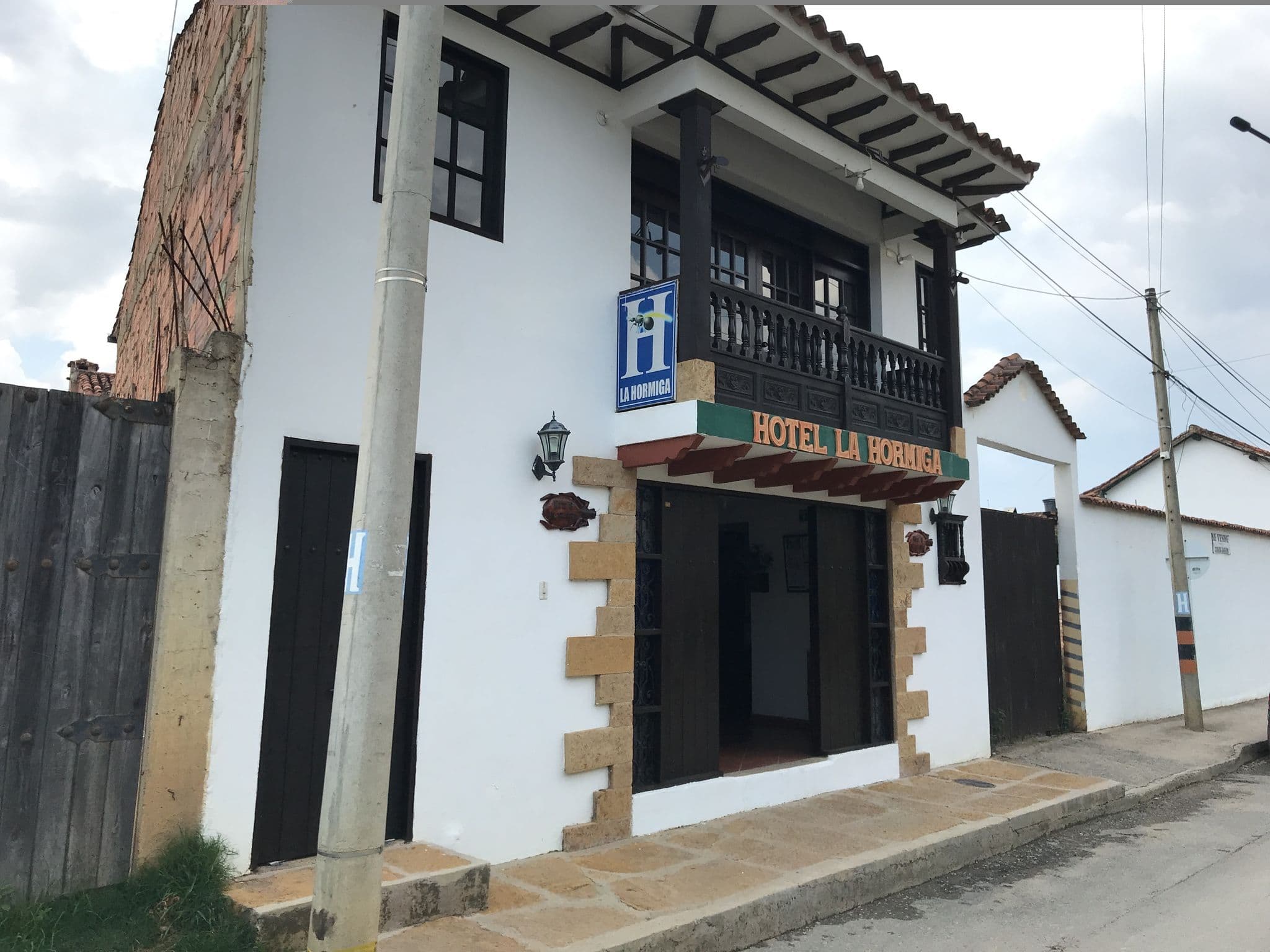 Street view near Hostal Villa Rosita, Villa de Leyva — © ejegg (CC BY-SA · Mapillary)