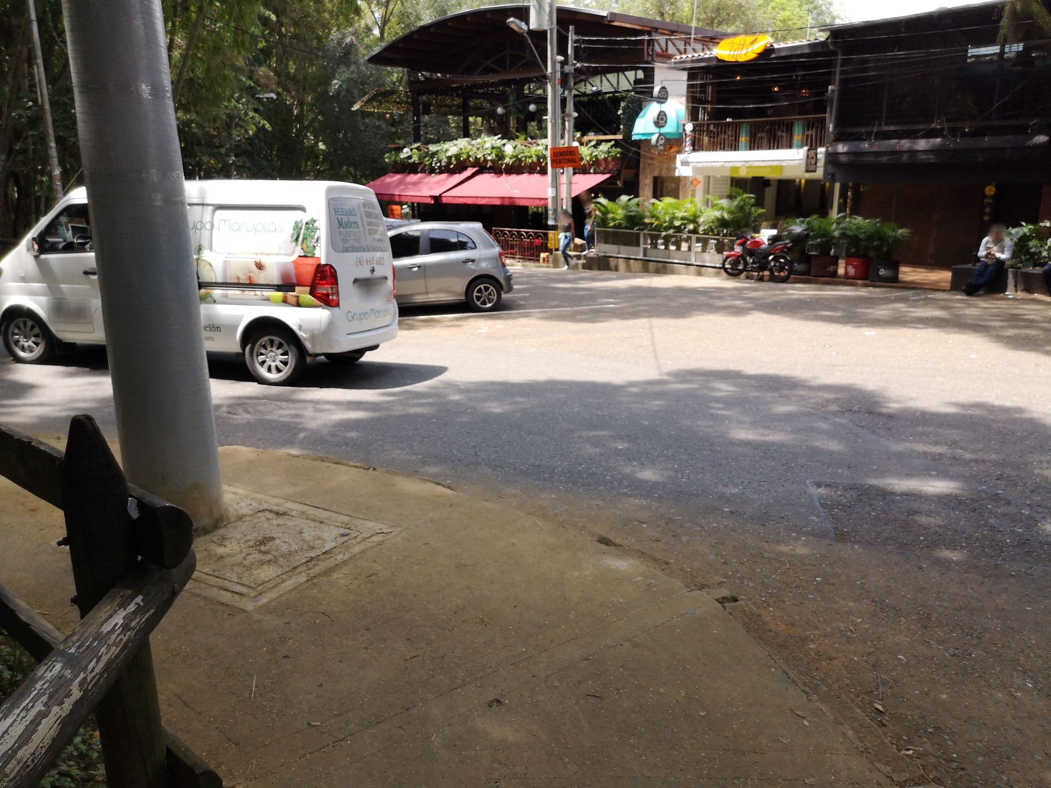 Street view near Antique House Hostel, Medellín — © mangleblanco (CC BY-SA · Mapillary)