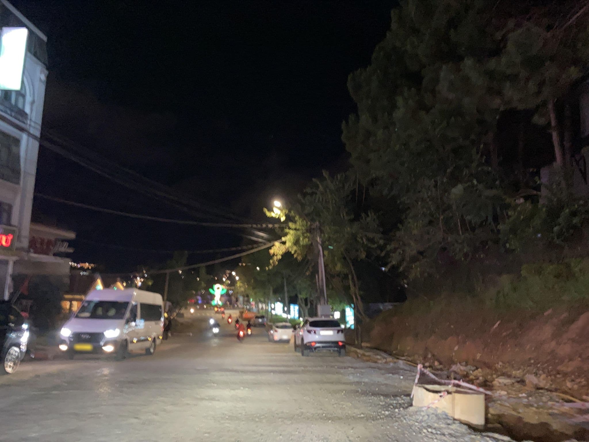 Street view near Kings Hotel Dalat, Ðà Lạt — © DriveWithHoang (CC BY-SA · Mapillary)