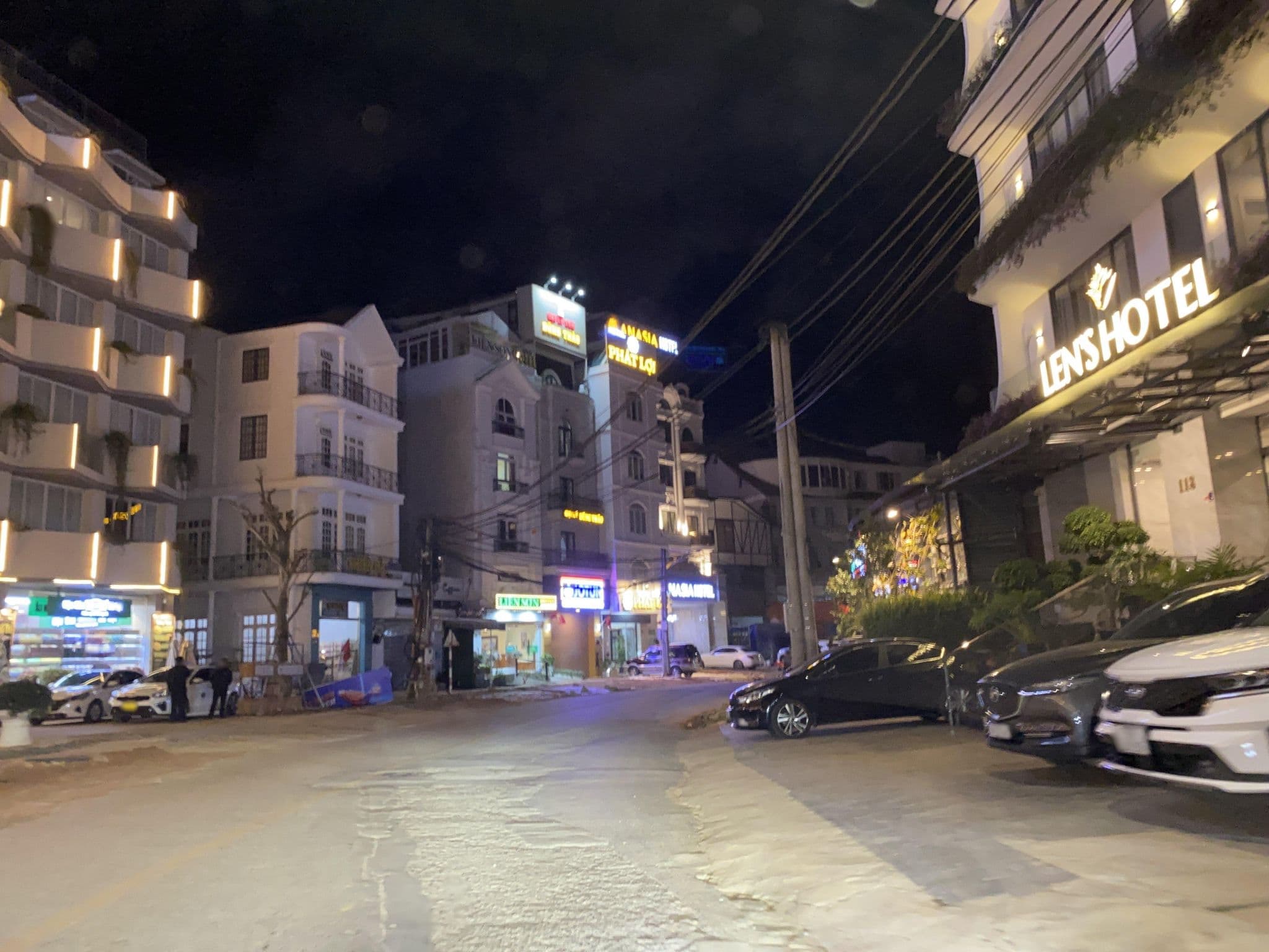 Street view near Len's Hotel, Ðà Lạt — © DriveWithHoang (CC BY-SA · Mapillary)