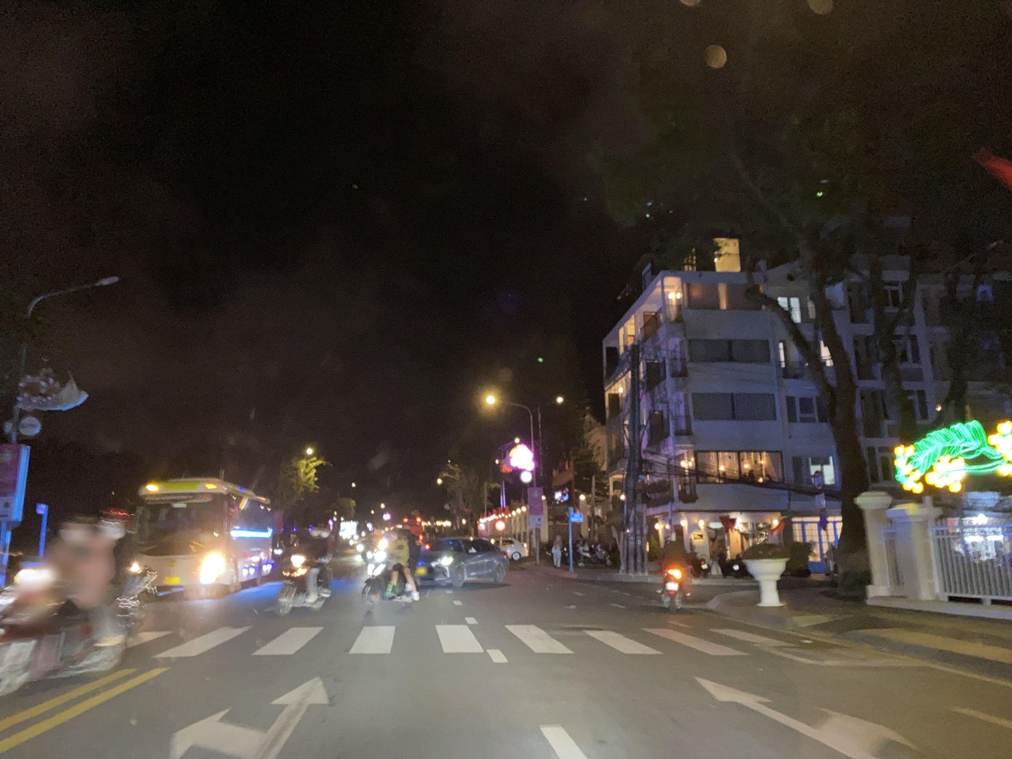 Street view near MOON Homestay, Ðà Lạt — © DriveWithHoang (CC BY-SA · Mapillary)