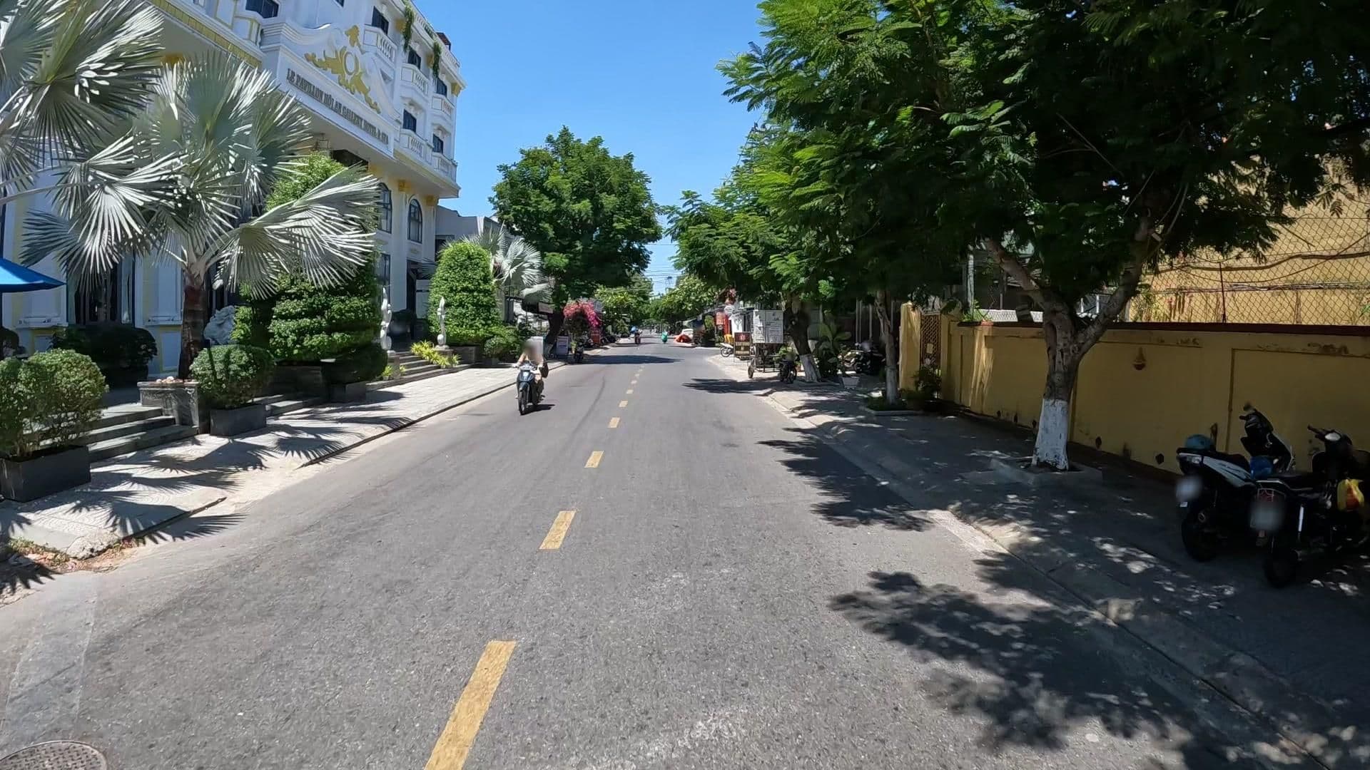 Street view near Le Pavillon Gallery Hoi An Hotel & Spa, Hoi An — © lucomsky (CC BY-SA · Mapillary)