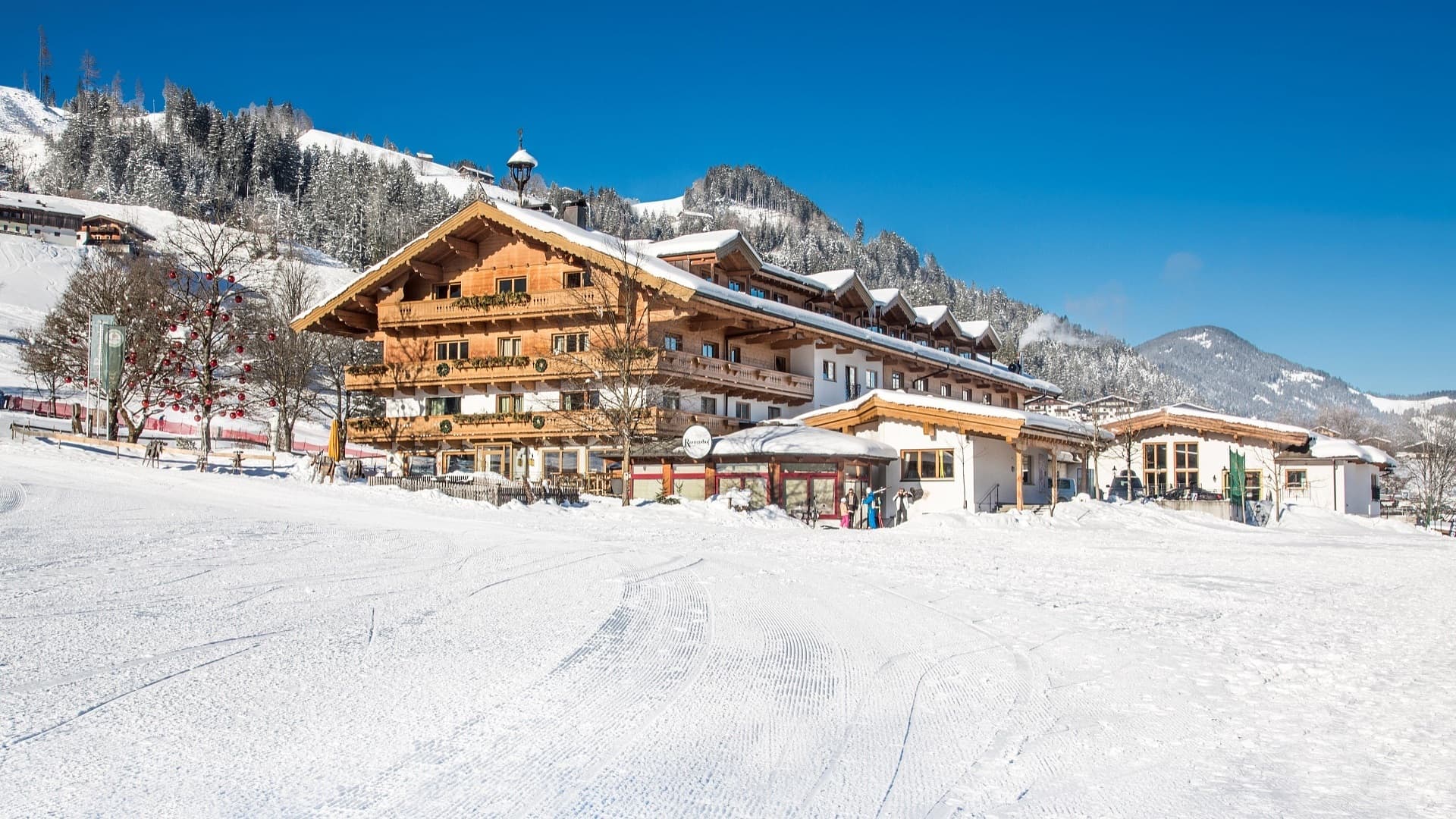 Hotel Rasmushof Kitzbühel (via Wikimedia Commons, CC BY-SA 4.0)