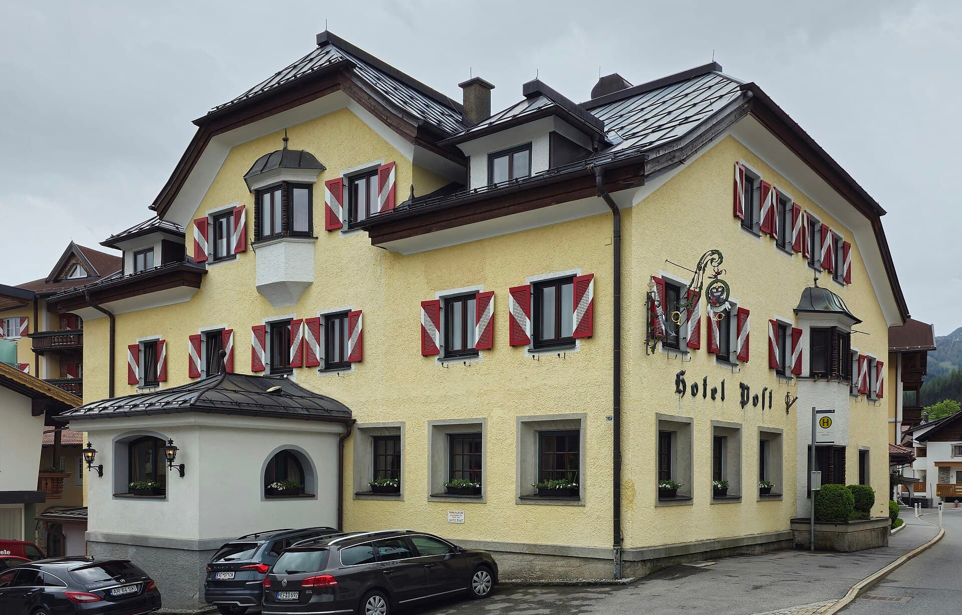 Hotel Post Lermoos (via Wikimedia Commons, CC BY 4.0)