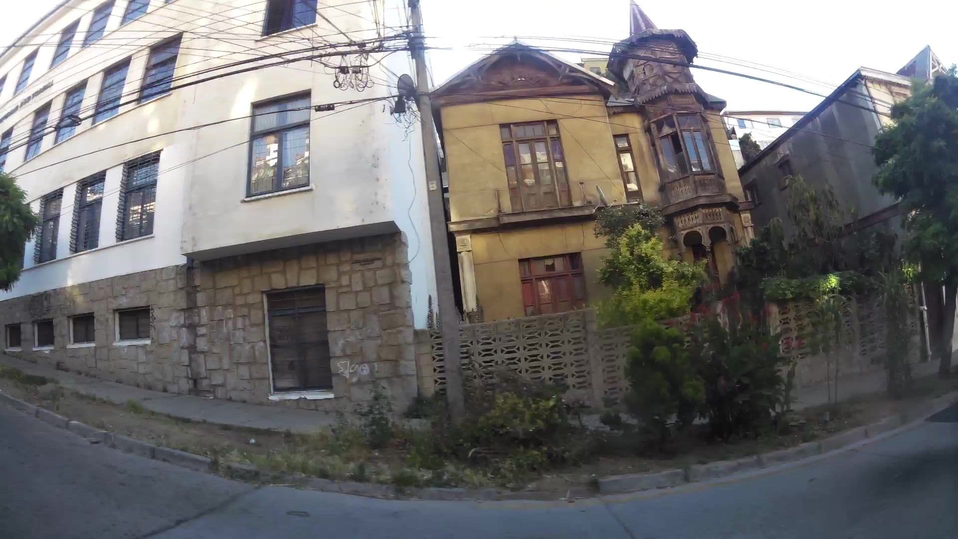 Street view near Hostel Licanantay Backpackers, Valparaíso