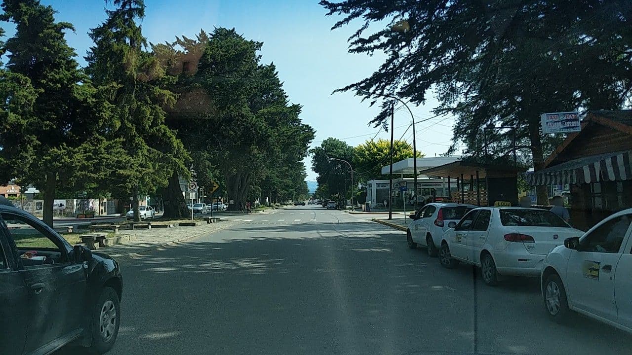 Street view near Esquel Planeta Hostel, Esquel — © v987412 (CC BY-SA · Mapillary)