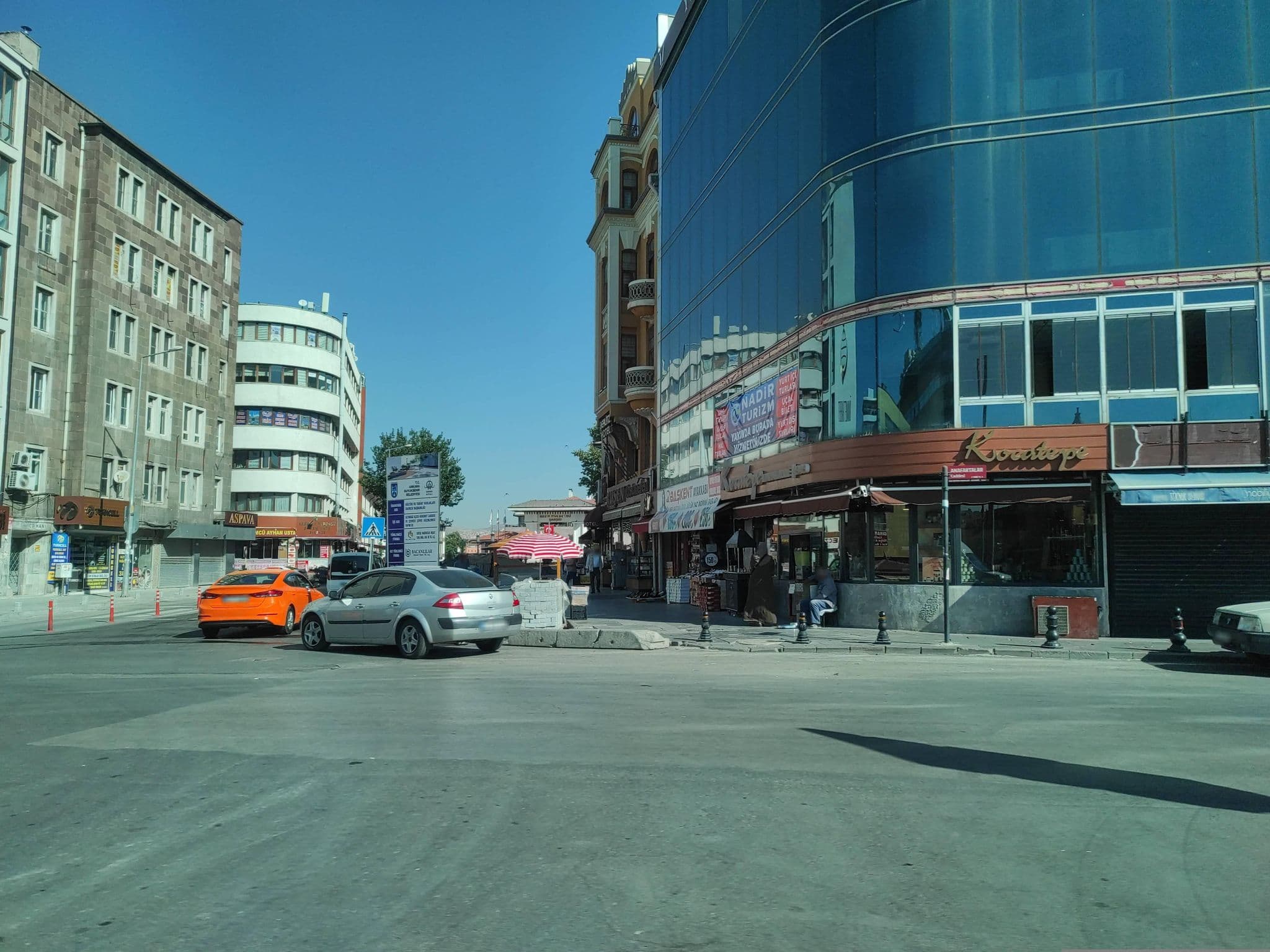 Street view near Berlitz Hotel, Mebusevleri — © AmOosm (CC BY-SA · Mapillary)
