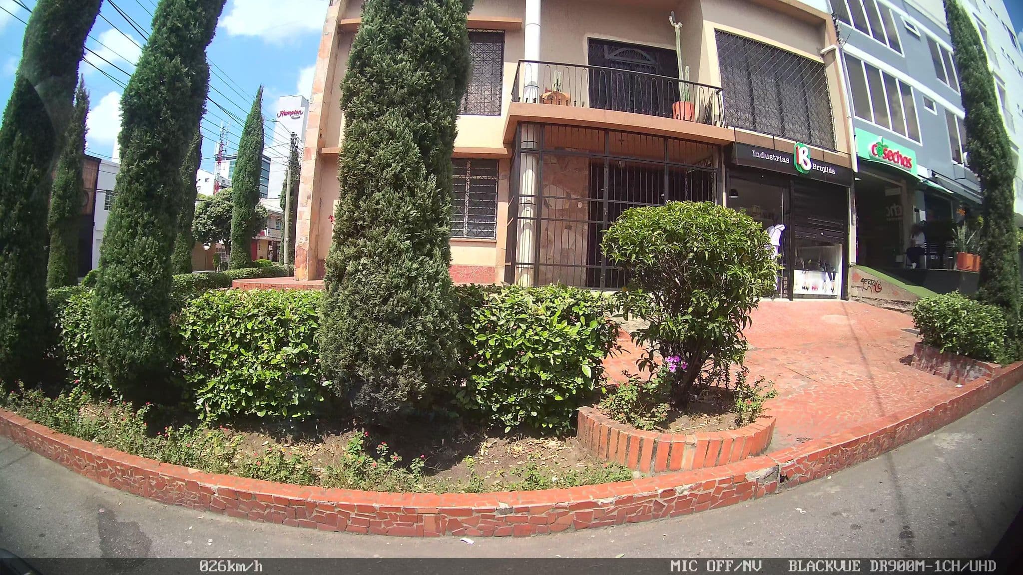 Street view near La Bonita Guesthouse, Bucaramanga — © kaart_2 (CC BY-SA · Mapillary)