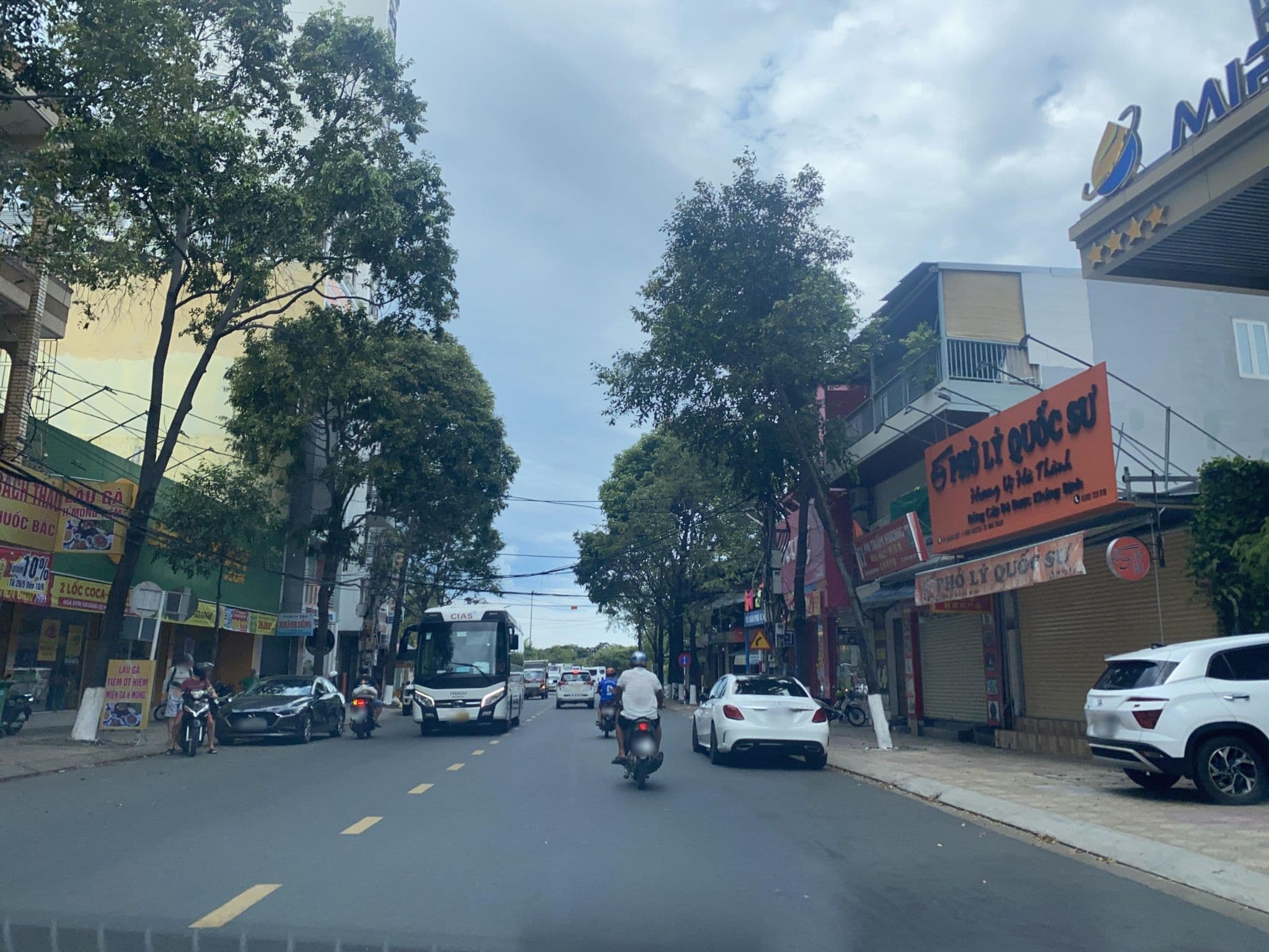 Street view near Miracle Luxury Hotel, Nha Trang — © DriveWithHoang (CC BY-SA · Mapillary)
