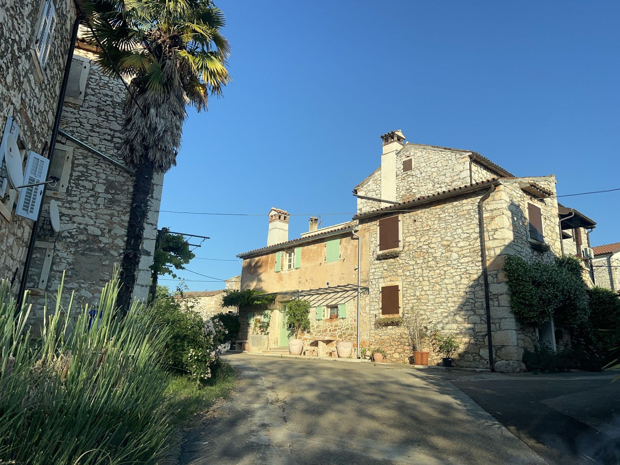 Street view near Casa Vecia, Buje — © igorzo (CC BY-SA · Mapillary)