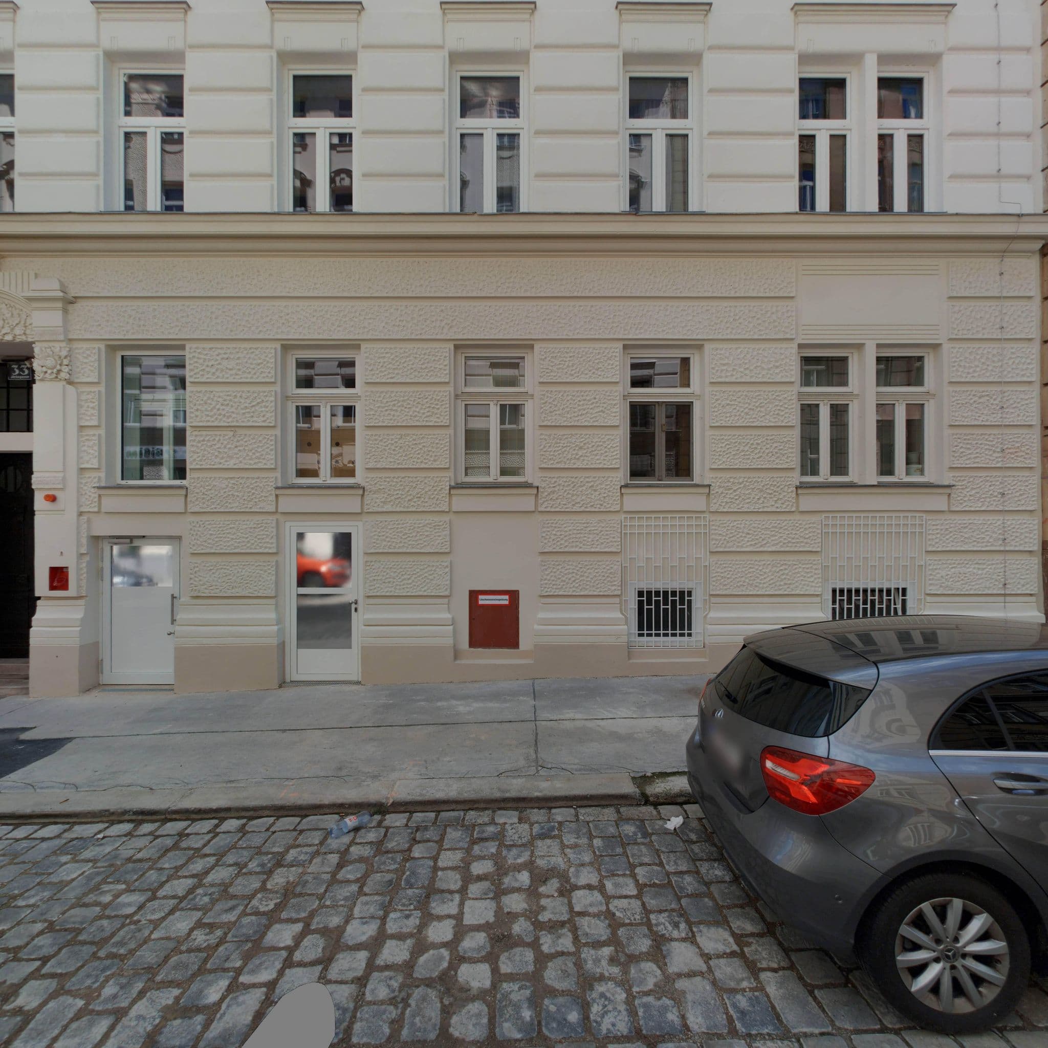 Street view near Jimmy's Apartments EMERALD, Landstraße — © eliasgander (CC BY-SA · Mapillary)