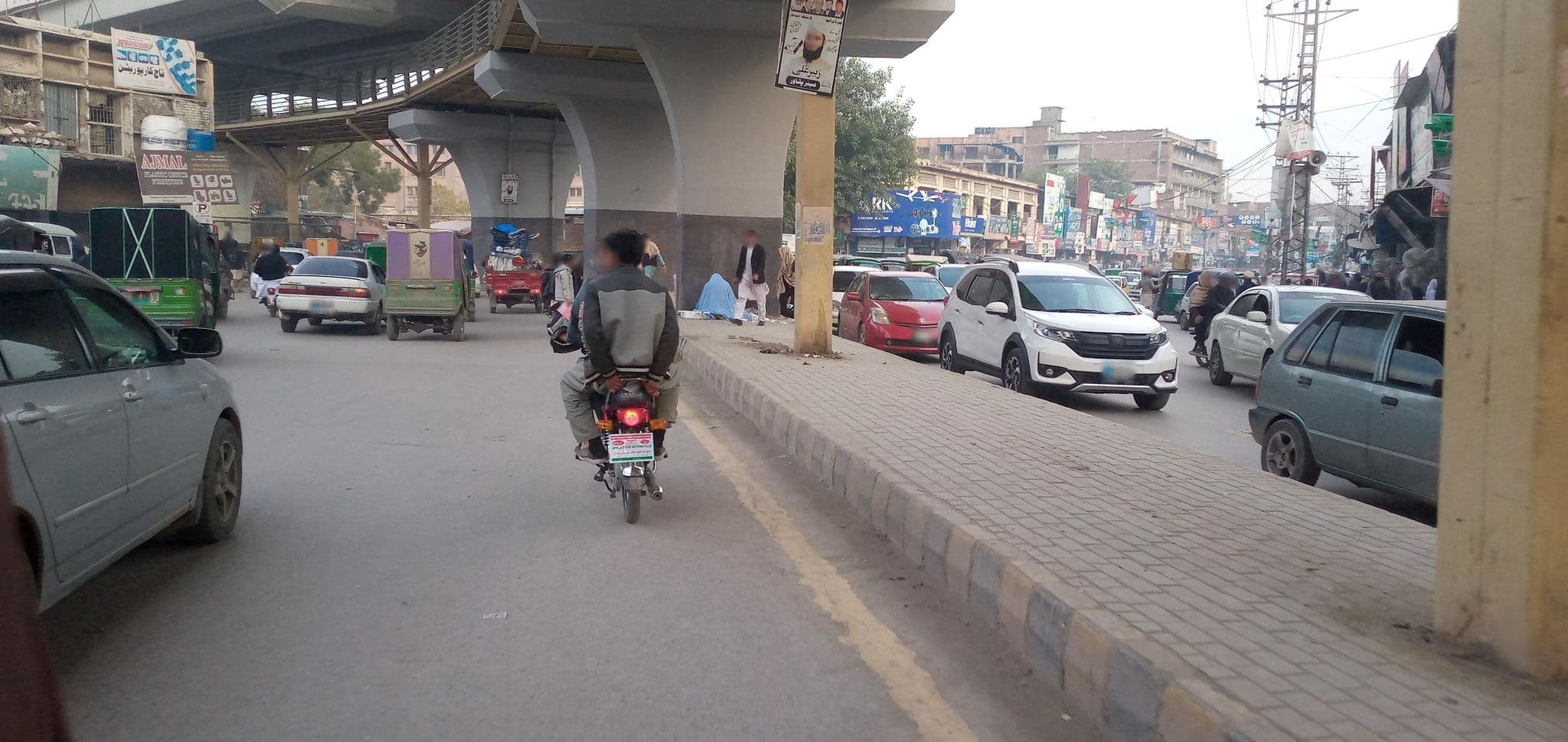Street view near PESHAWAR HOTEL, Peshawar — © RobinGoix (CC BY-SA · Mapillary)