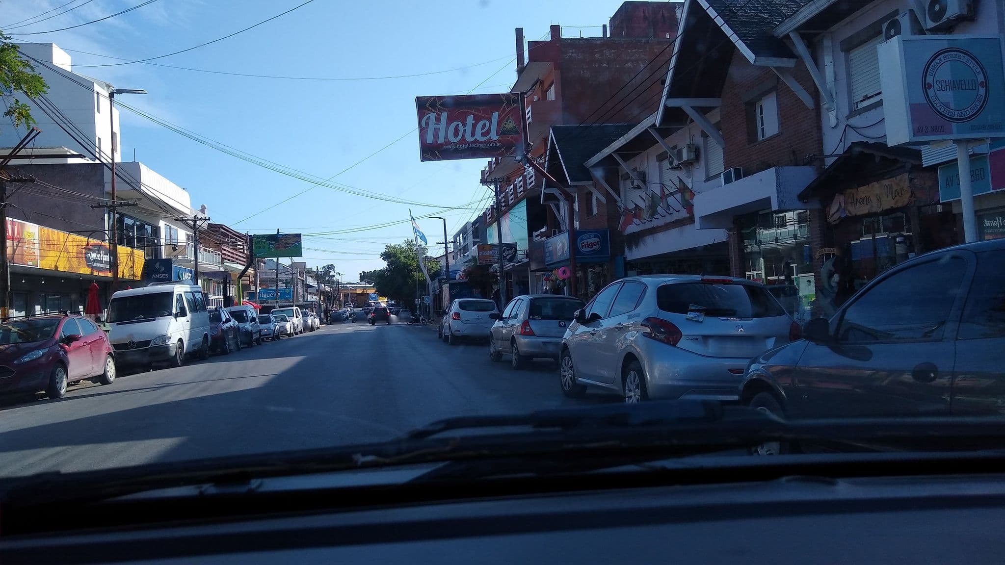 Street view near Hotel de Cine Las Golondrinas, Villa Gesell — © lggadea (CC BY-SA · Mapillary)