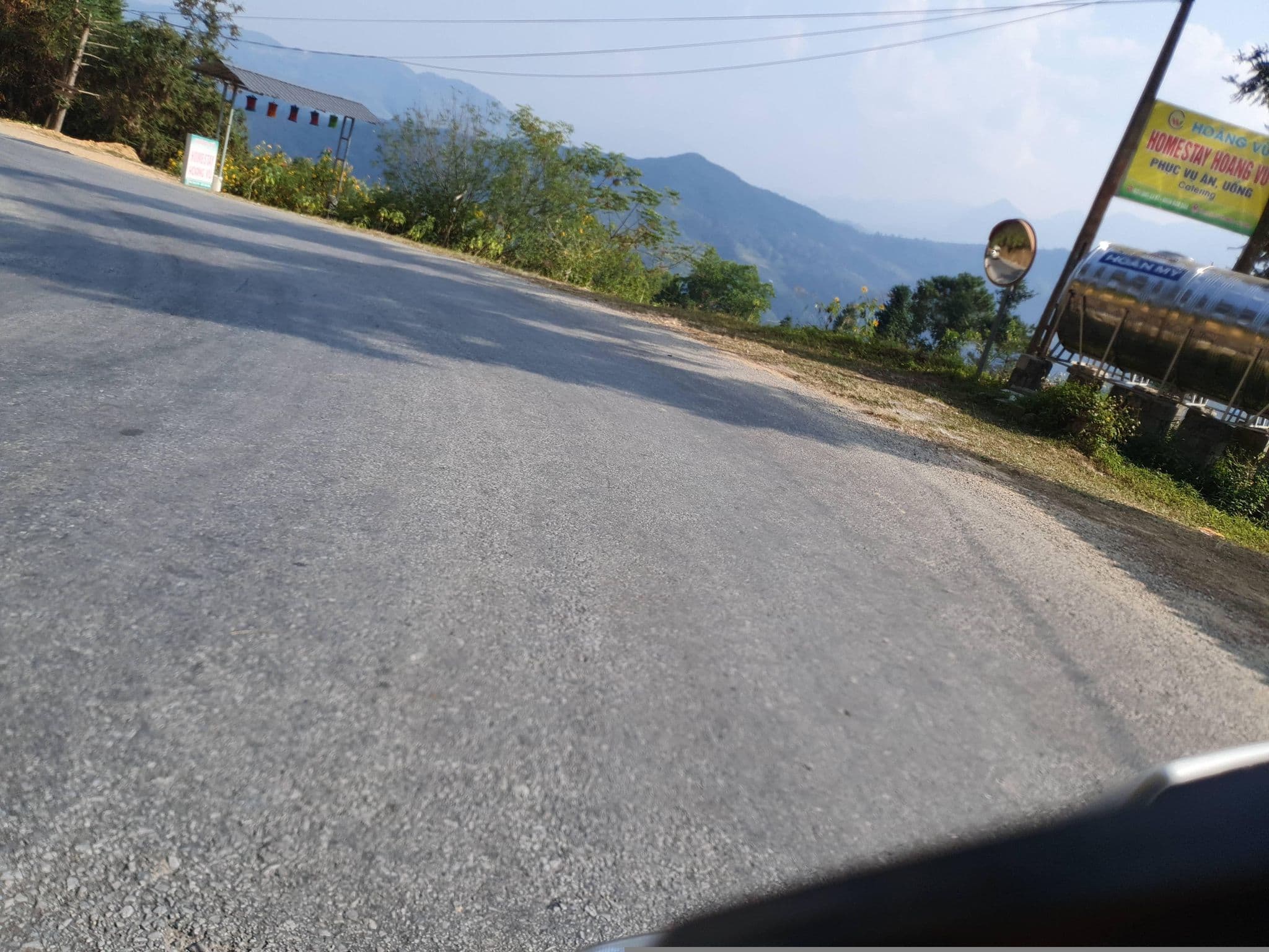 Street view near Hoangvu Homestay, Thị Trấn Yên Minh — © russmcd (CC BY-SA · Mapillary)