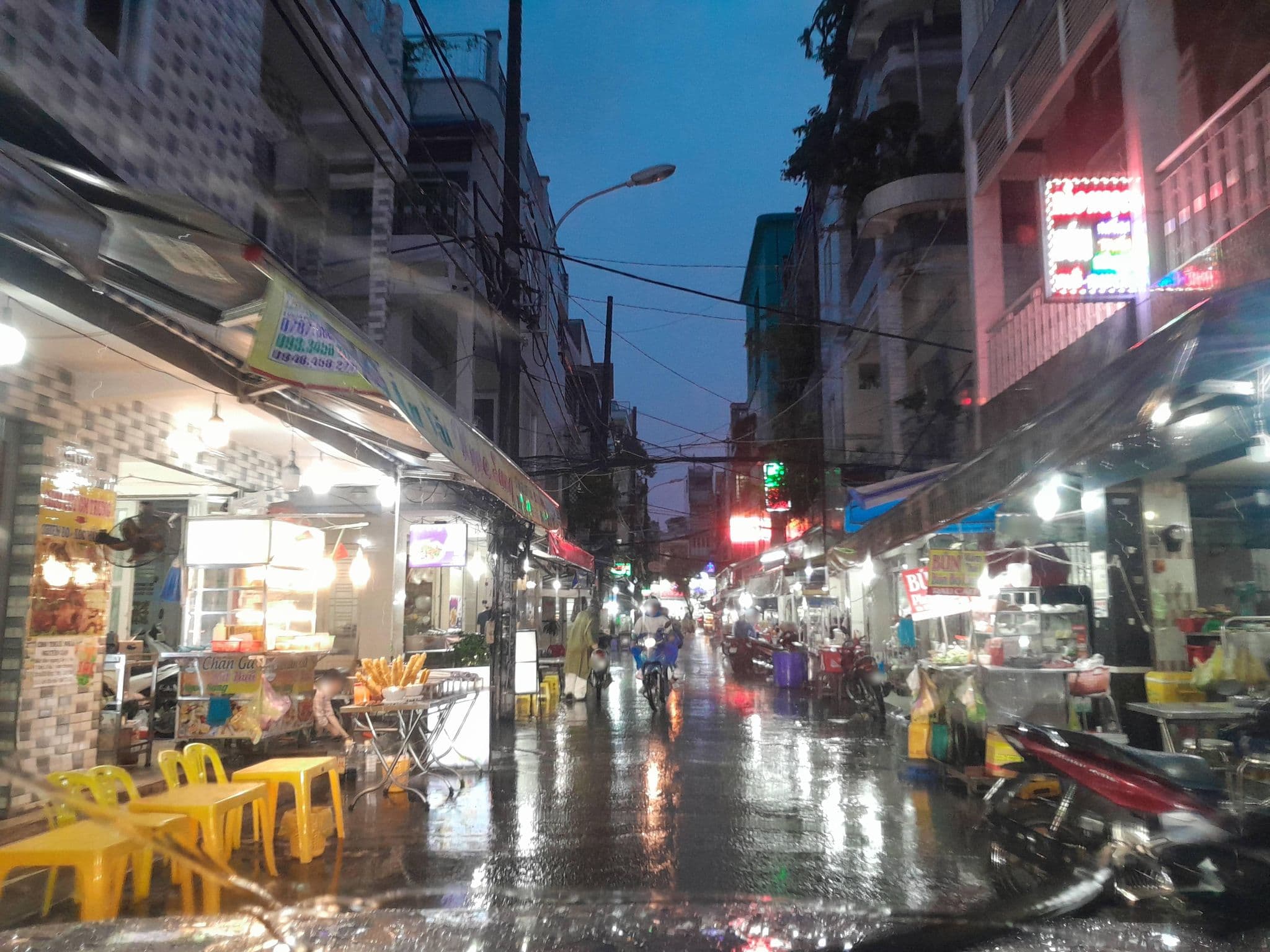 Street view near Nau's Homestay, Quận Bốn — © sg_front_3 (CC BY-SA · Mapillary)
