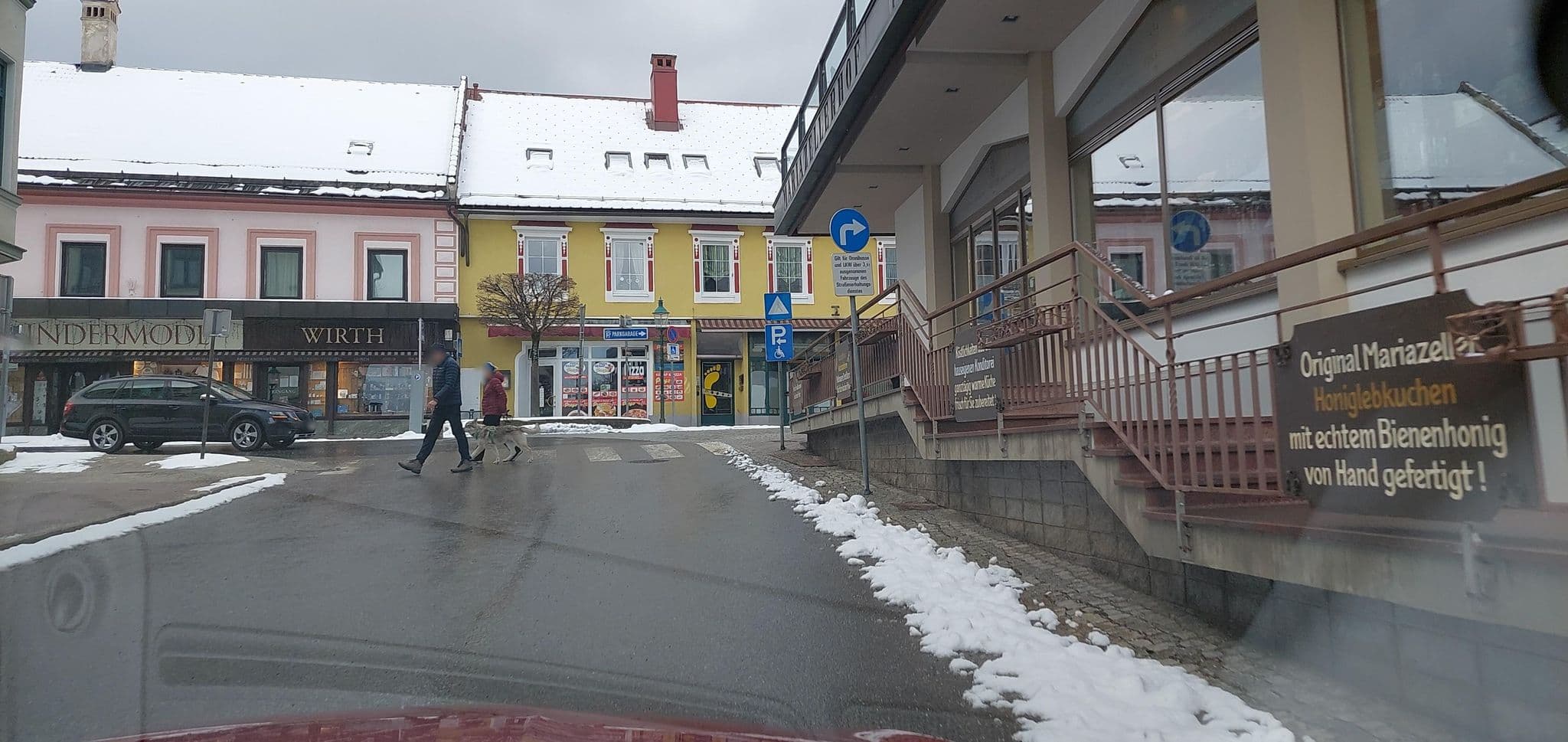 Street view near Hotel Mariazellerhof / Konditorei, Café & Lebzelterei Pirker, Mariazell — © gzin (CC BY-SA · Mapillary)