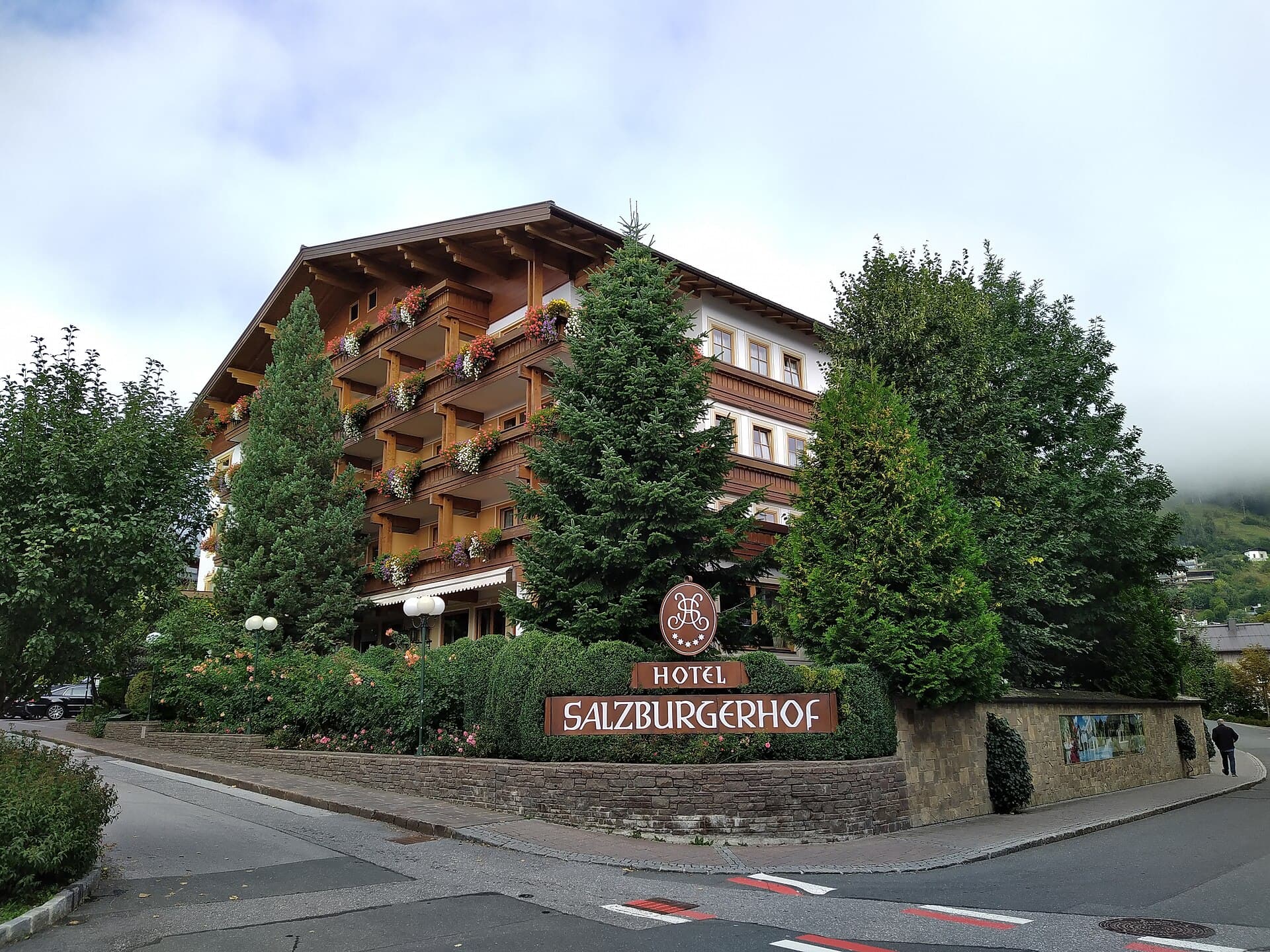 Hotel Salzburgerhof (via Wikimedia Commons, CC BY 4.0)