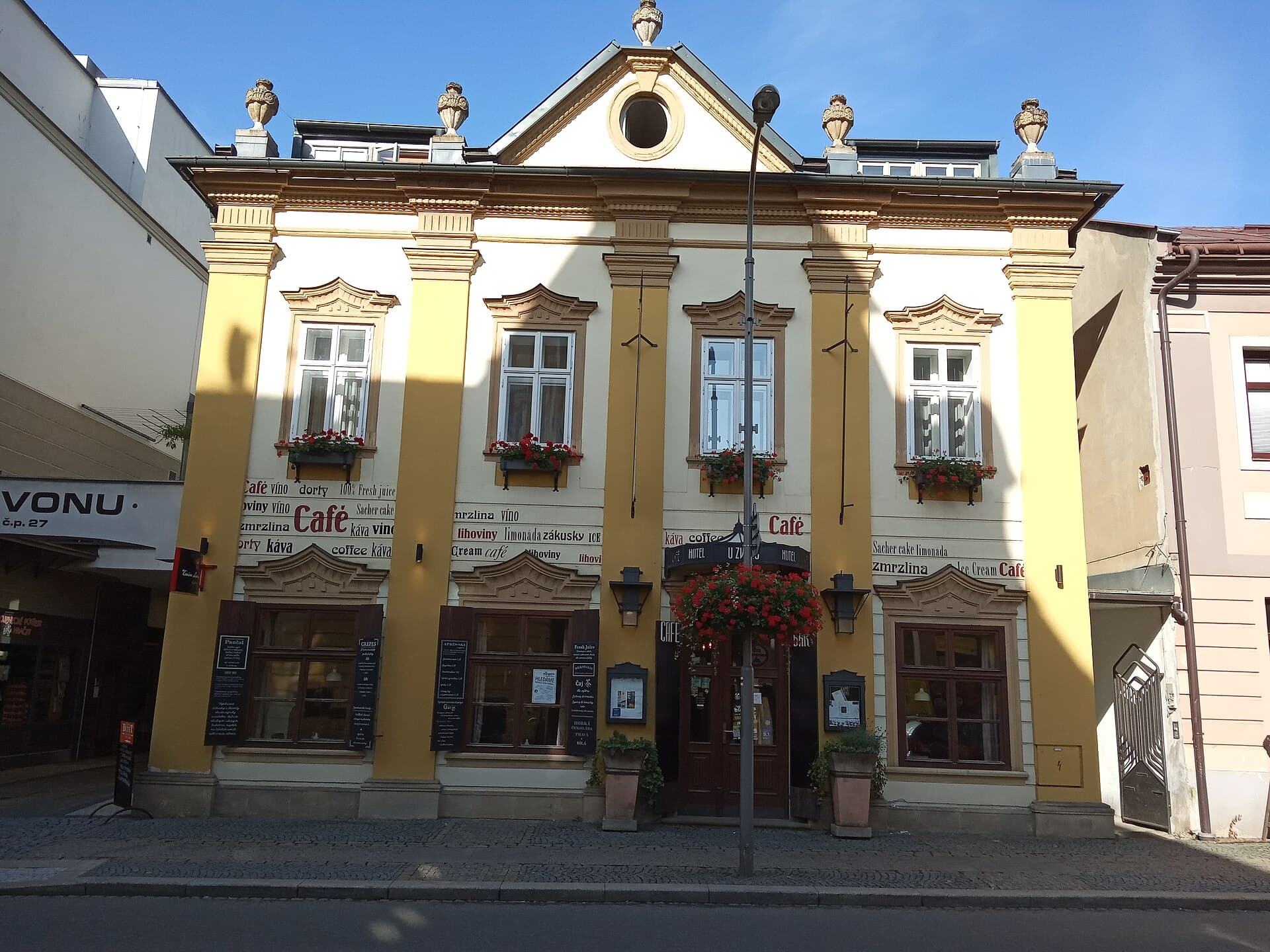 Hotel U Zvonu (via Wikimedia Commons, CC BY-SA 3.0)