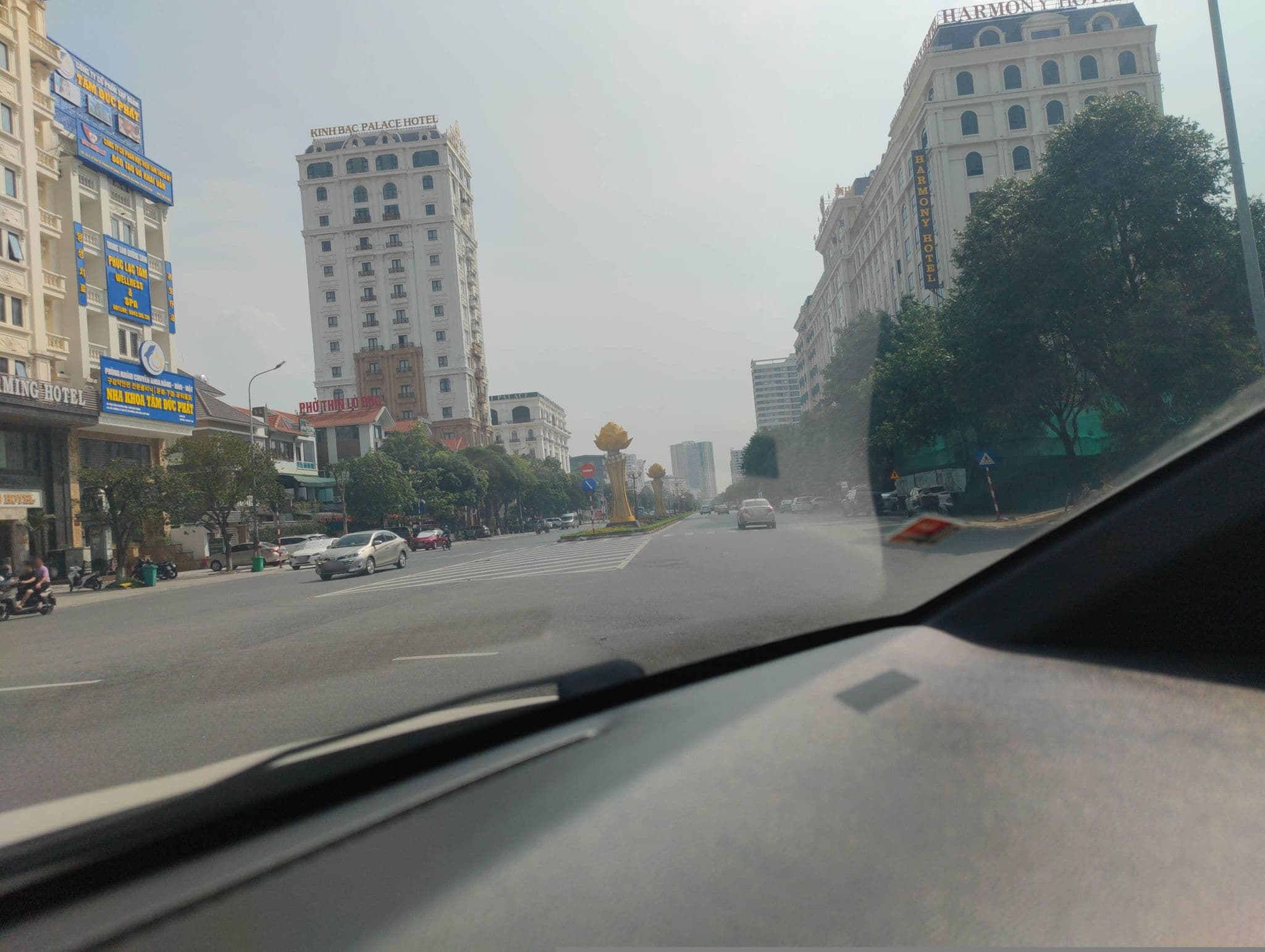 Street view near 维也纳酒店- Khách sạn WEIYENA HUANGJIA, Bắc Ninh — © hn_right_2 (CC BY-SA · Mapillary)