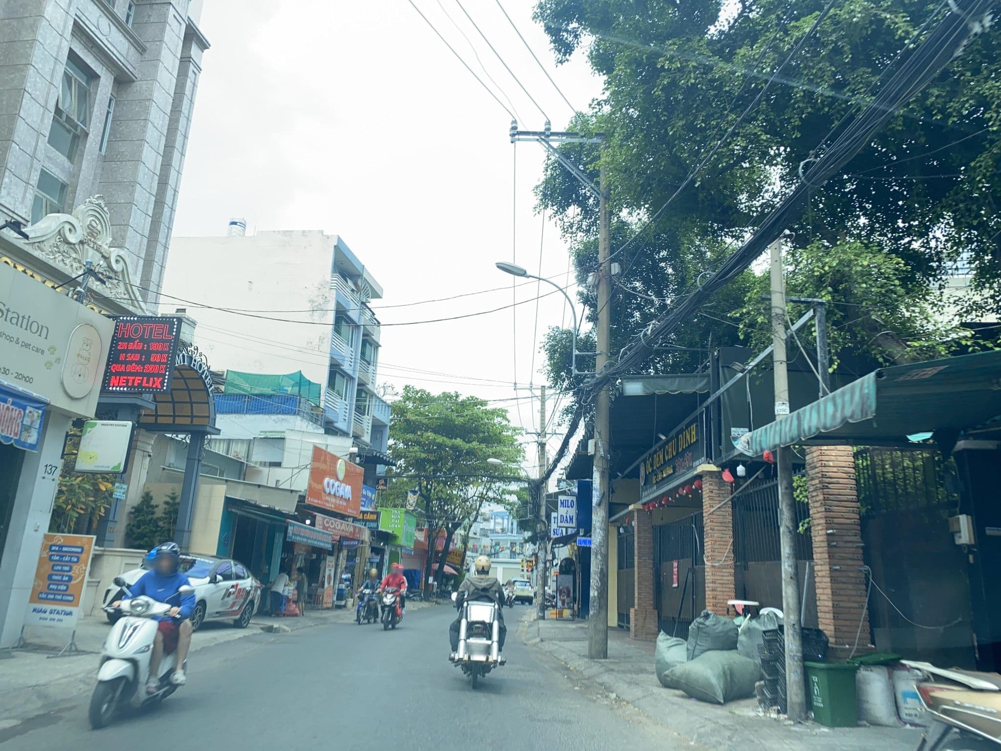 Street view near SUMI HOTEL, Gò Vấp — © DriveWithHoang (CC BY-SA · Mapillary)