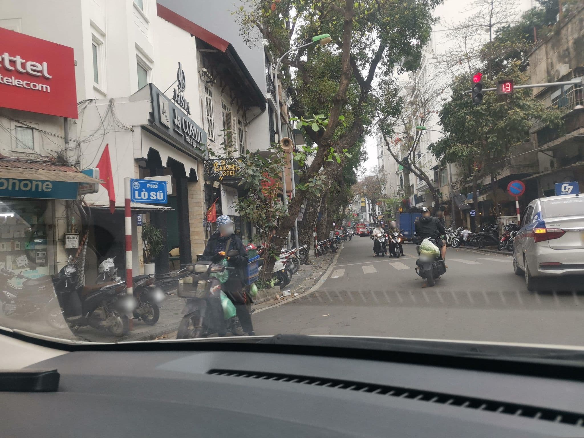 Street view near Ja Cosmo Hotel and Spa, Hoàn Kiếm — © hn_left_2 (CC BY-SA · Mapillary)