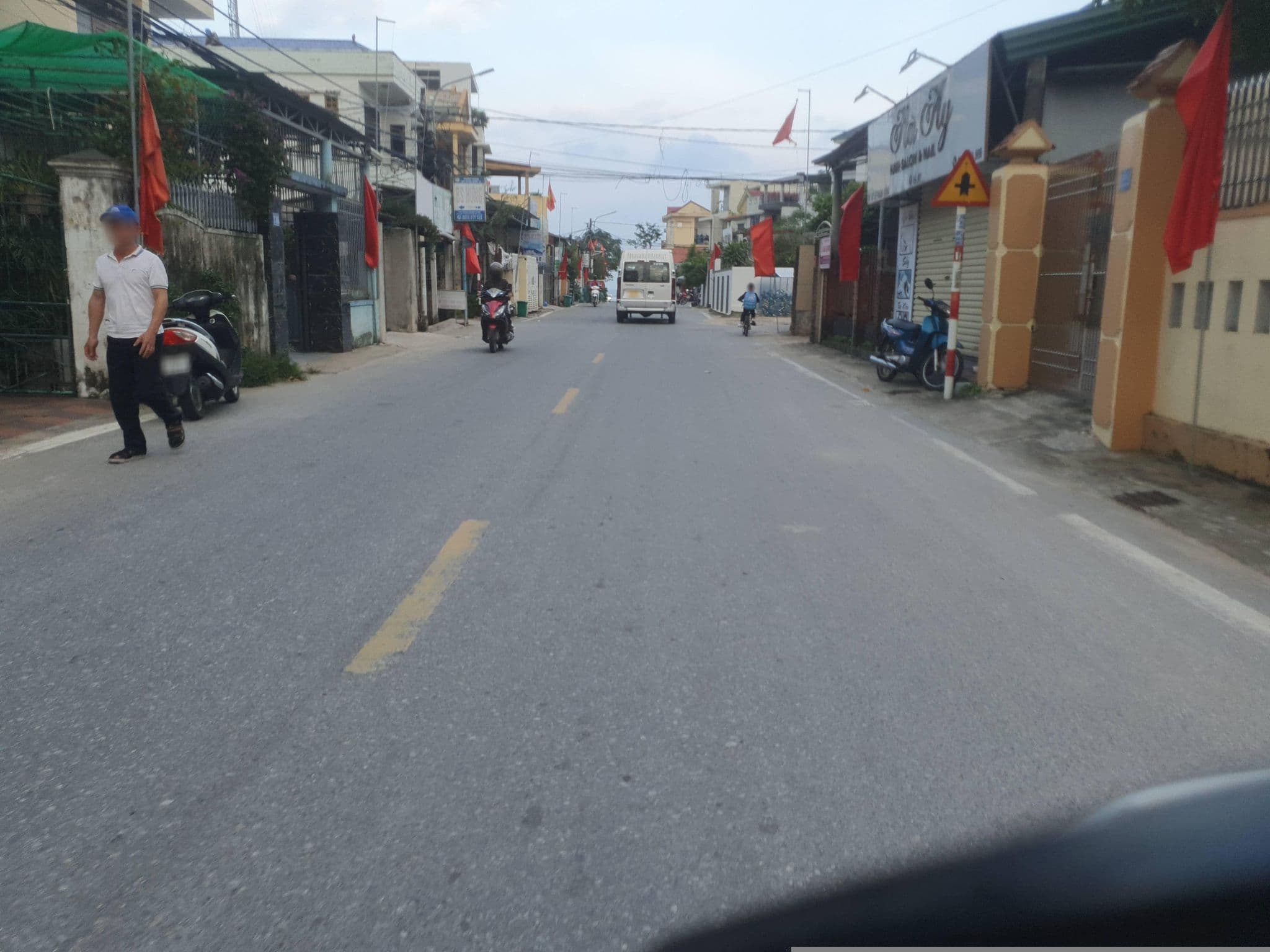Street view near Khách Sạn Tân Hoàng Minh, Đồng Hới — © russmcd (CC BY-SA · Mapillary)