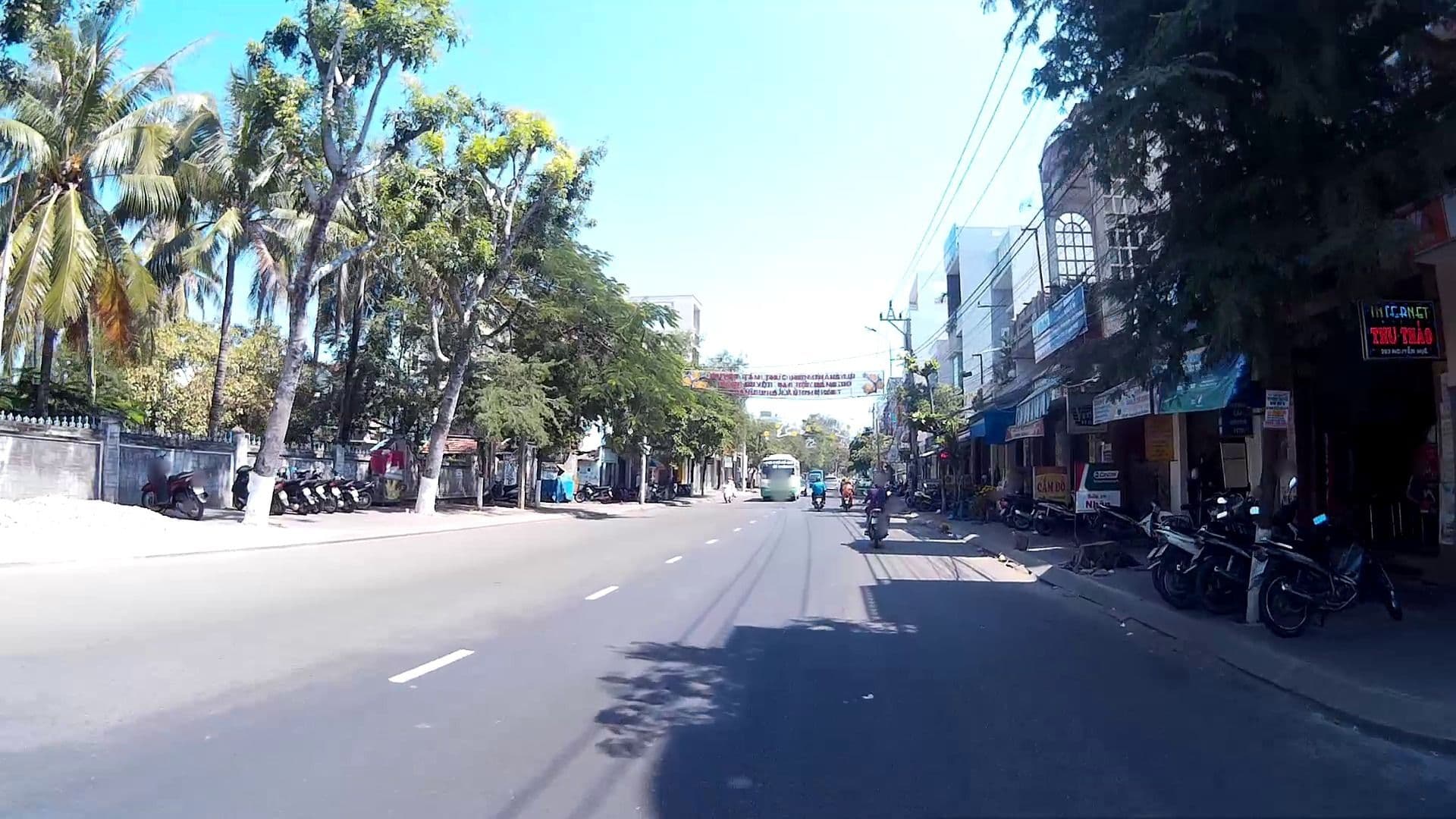 Street view near Huong Bien Hotel, Qui Nhon — © suki52 (CC BY-SA · Mapillary)
