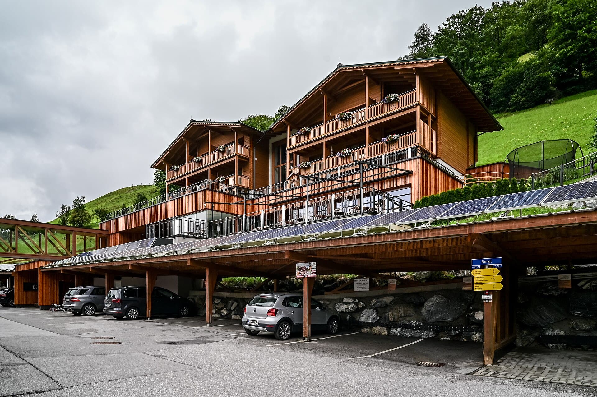 Berghotel Hauserbauer (via Wikimedia Commons, CC BY-SA 3.0 at)