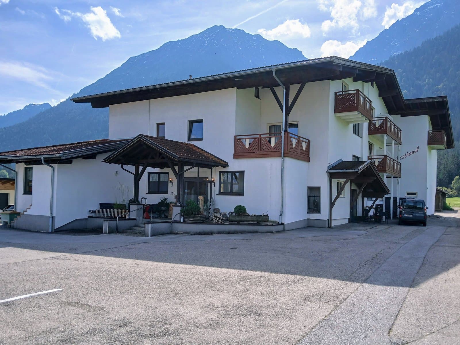 Gasthof Pension Posthansl (via Wikimedia Commons, CC0)