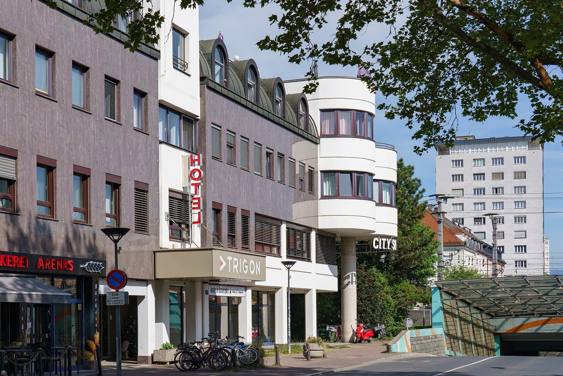 Hotel ATRIGON (via Wikimedia Commons, CC BY 4.0)