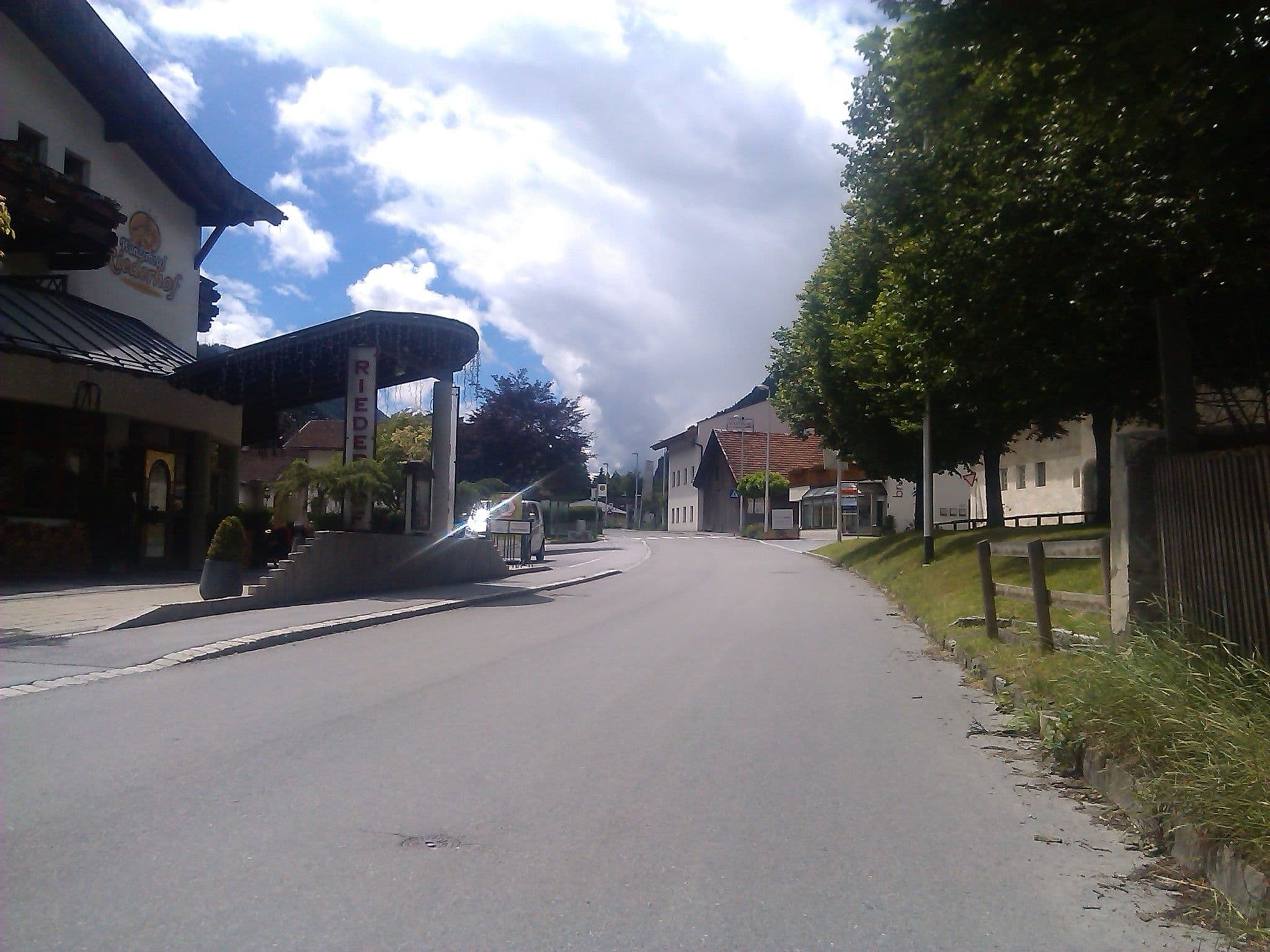 Street view near Hotel Riederhof einfach Wow, Ried im Oberinntal — © changchun1 (CC BY-SA · Mapillary)